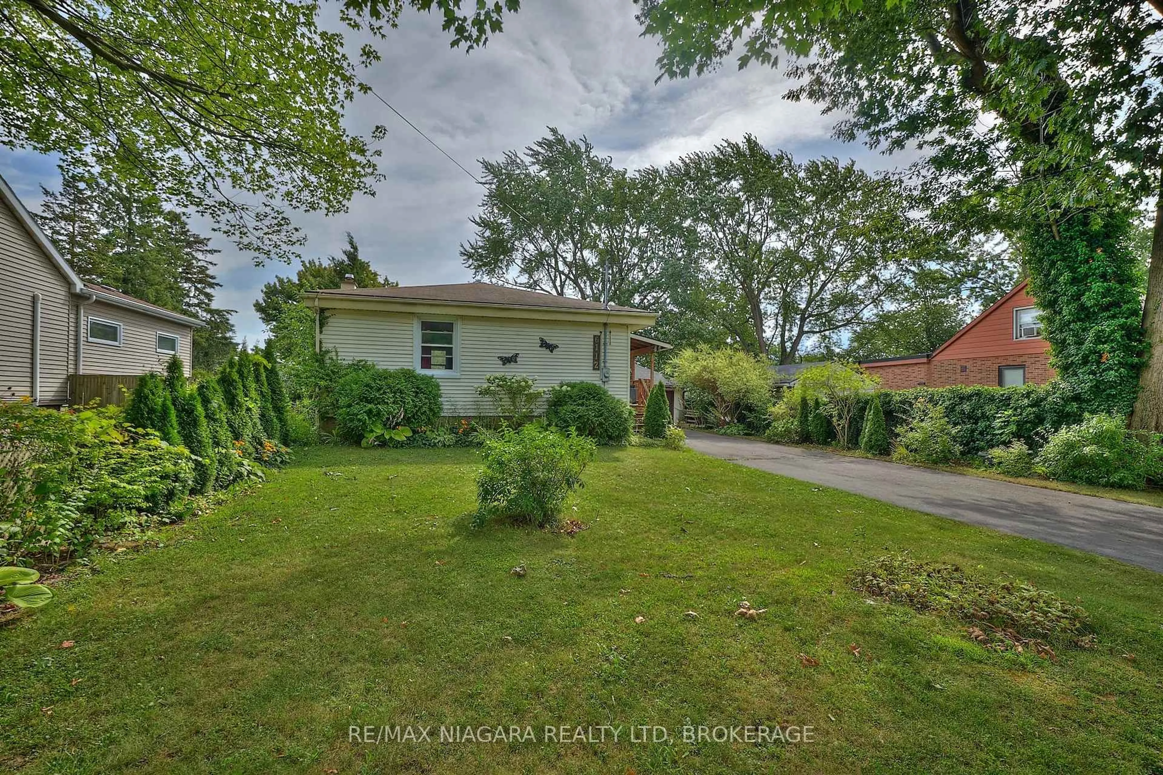 A pic from outside/outdoor area/front of a property/back of a property/a pic from drone, street for 6112 Montrose Rd, Niagara Falls Ontario L2H 1L2