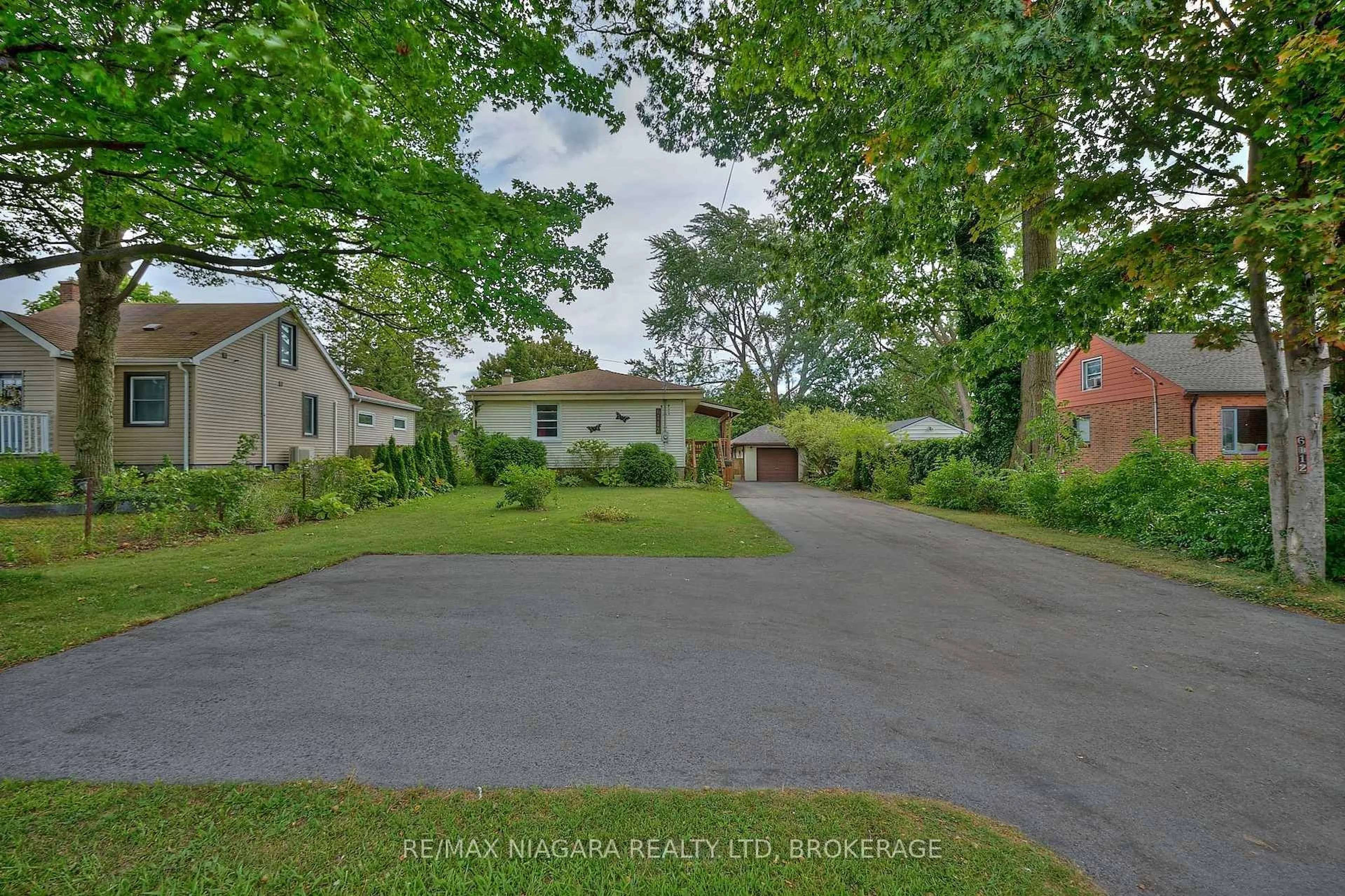 A pic from outside/outdoor area/front of a property/back of a property/a pic from drone, street for 6112 Montrose Rd, Niagara Falls Ontario L2H 1L2