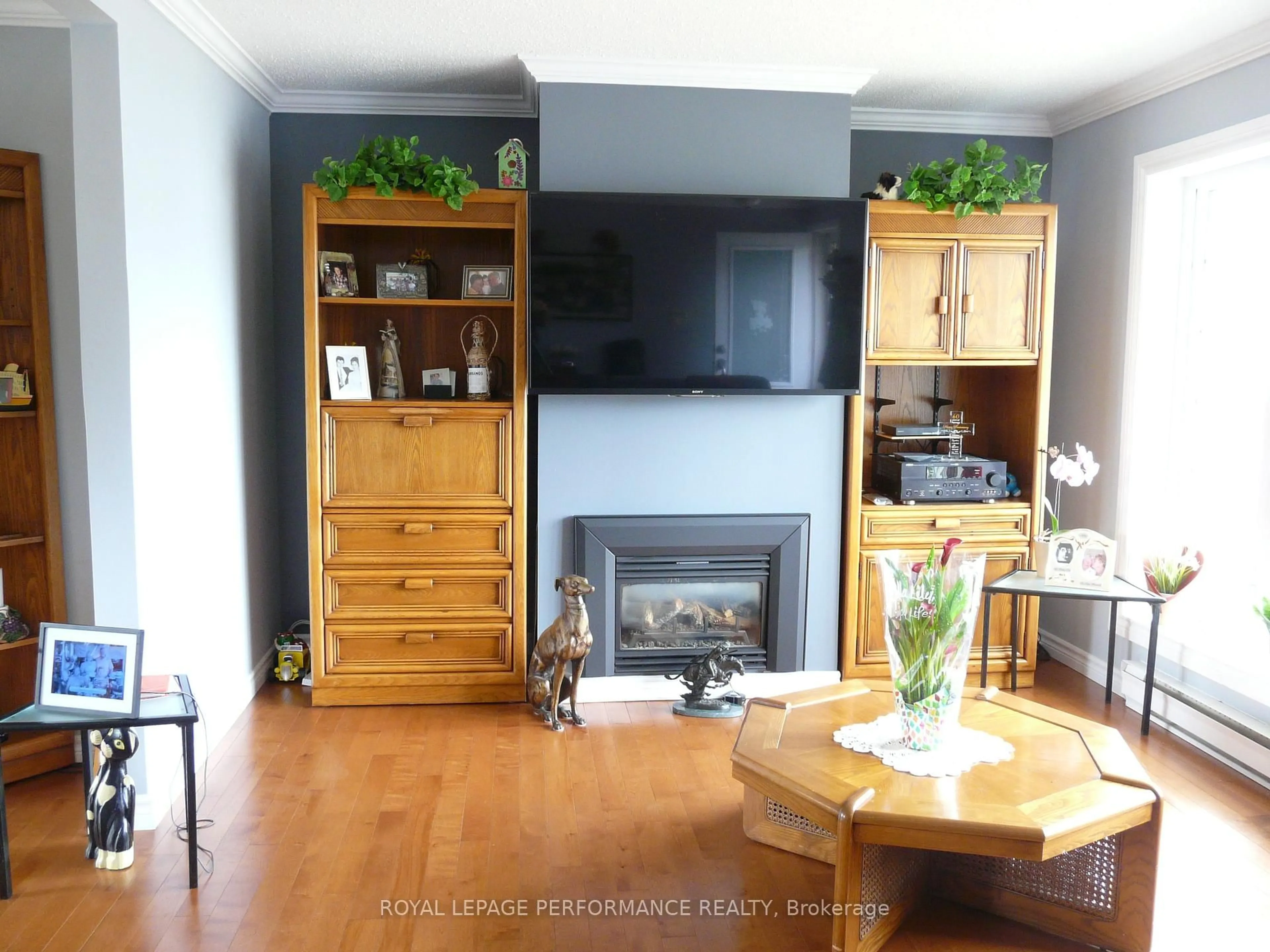 Living room with furniture, wood/laminate floor for 1225 Campeau Cres, Clarence-Rockland Ontario K4K 1B6