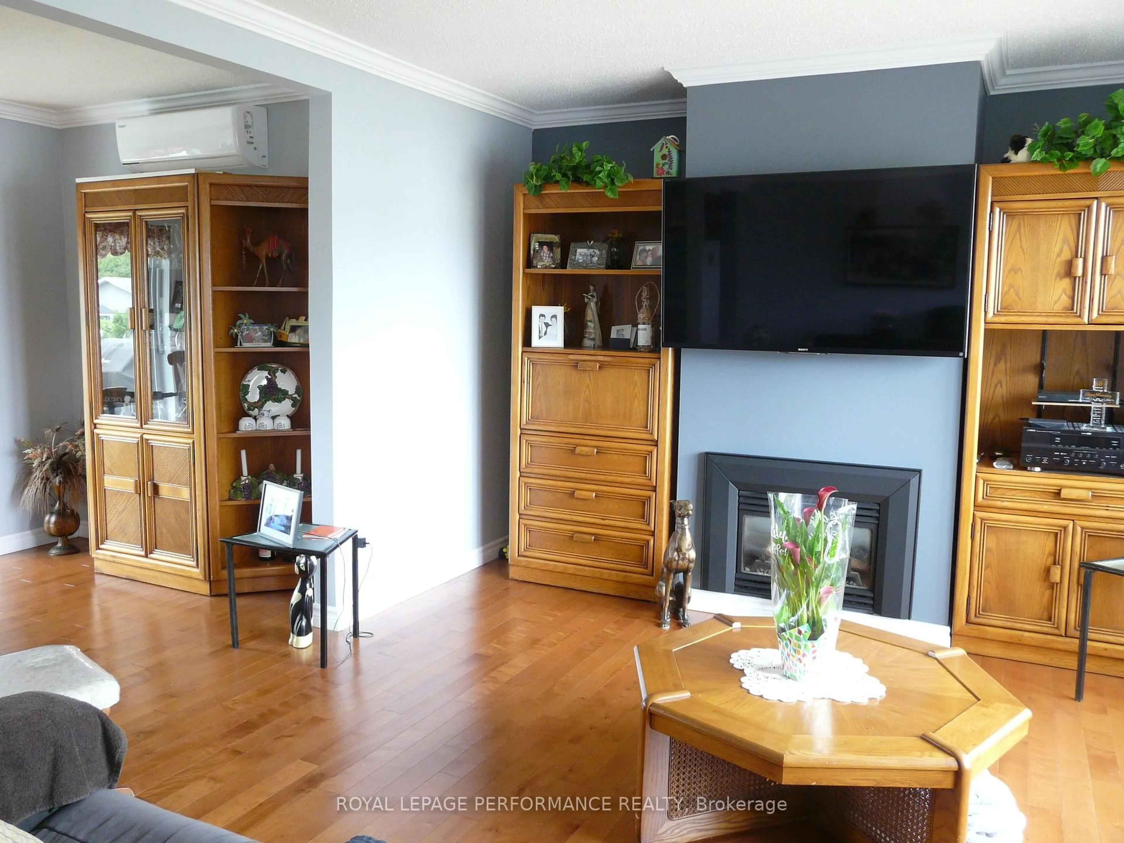 Living room with furniture, wood/laminate floor for 1225 Campeau Cres, Clarence-Rockland Ontario K4K 1B6