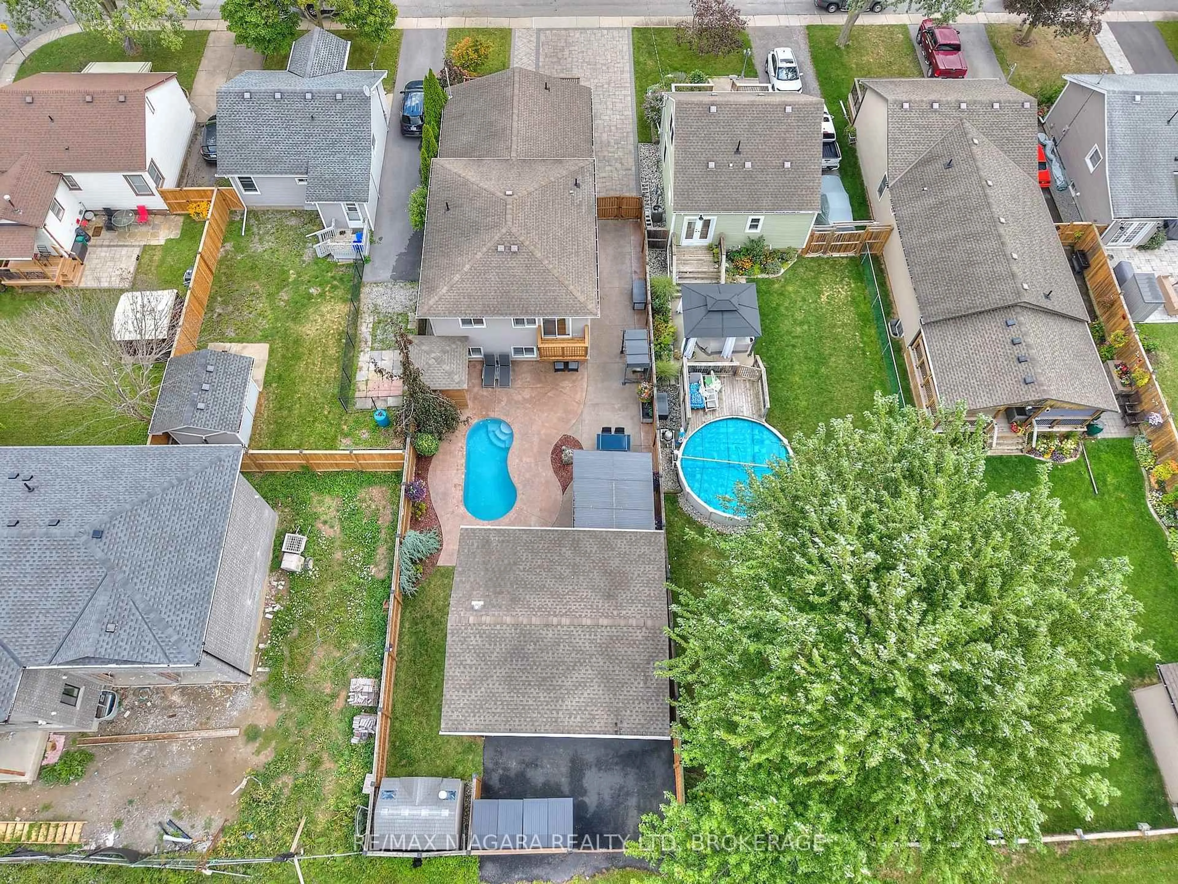 A pic from outside/outdoor area/front of a property/back of a property/a pic from drone, street for 9 Keele St, St. Catharines Ontario L2T 1M6