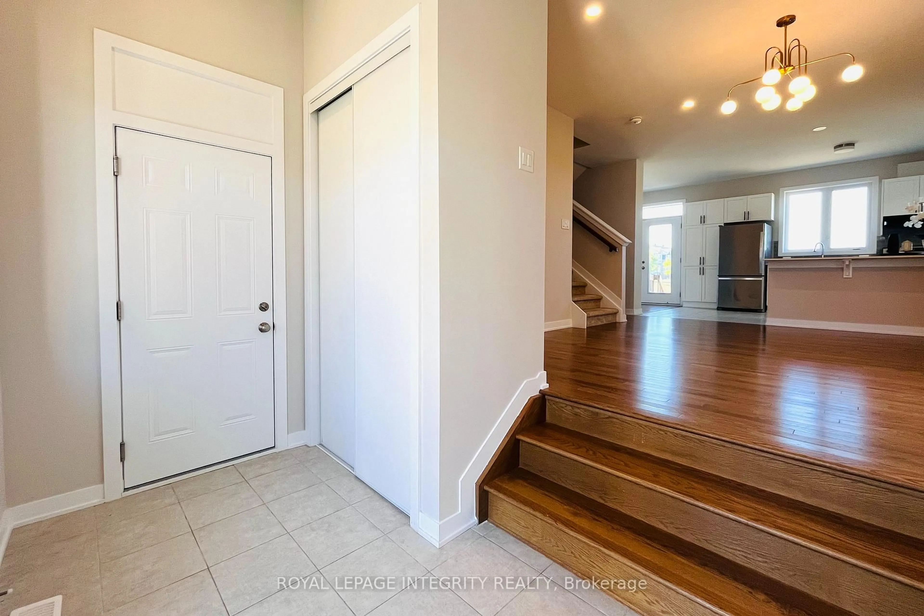 Indoor entryway for 324 Canadensis Lane, Ottawa Ontario K2J 6X8