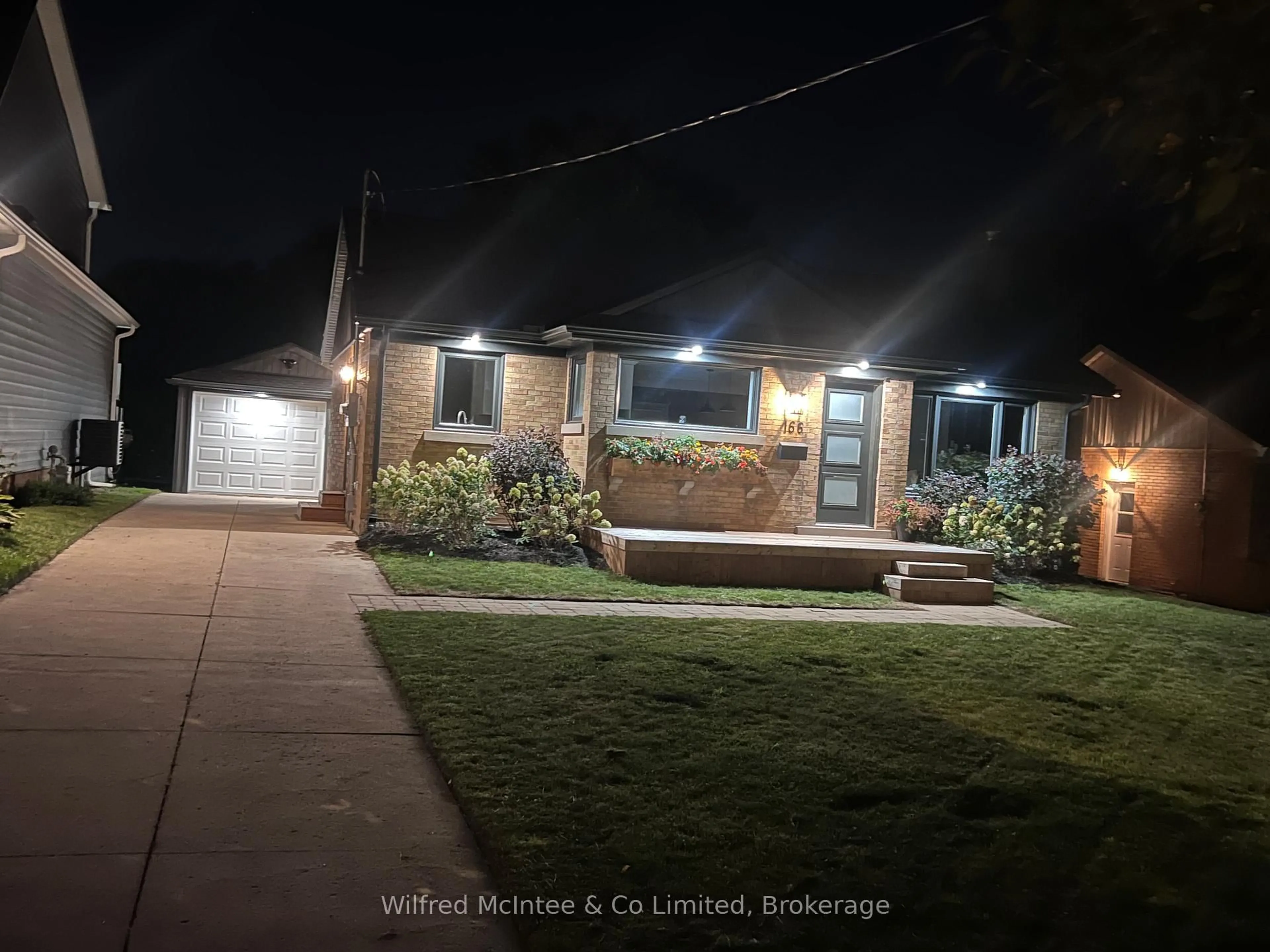A pic from outside/outdoor area/front of a property/back of a property/a pic from drone, street for 166 Cornwall St, Waterloo Ontario N2J 1H6