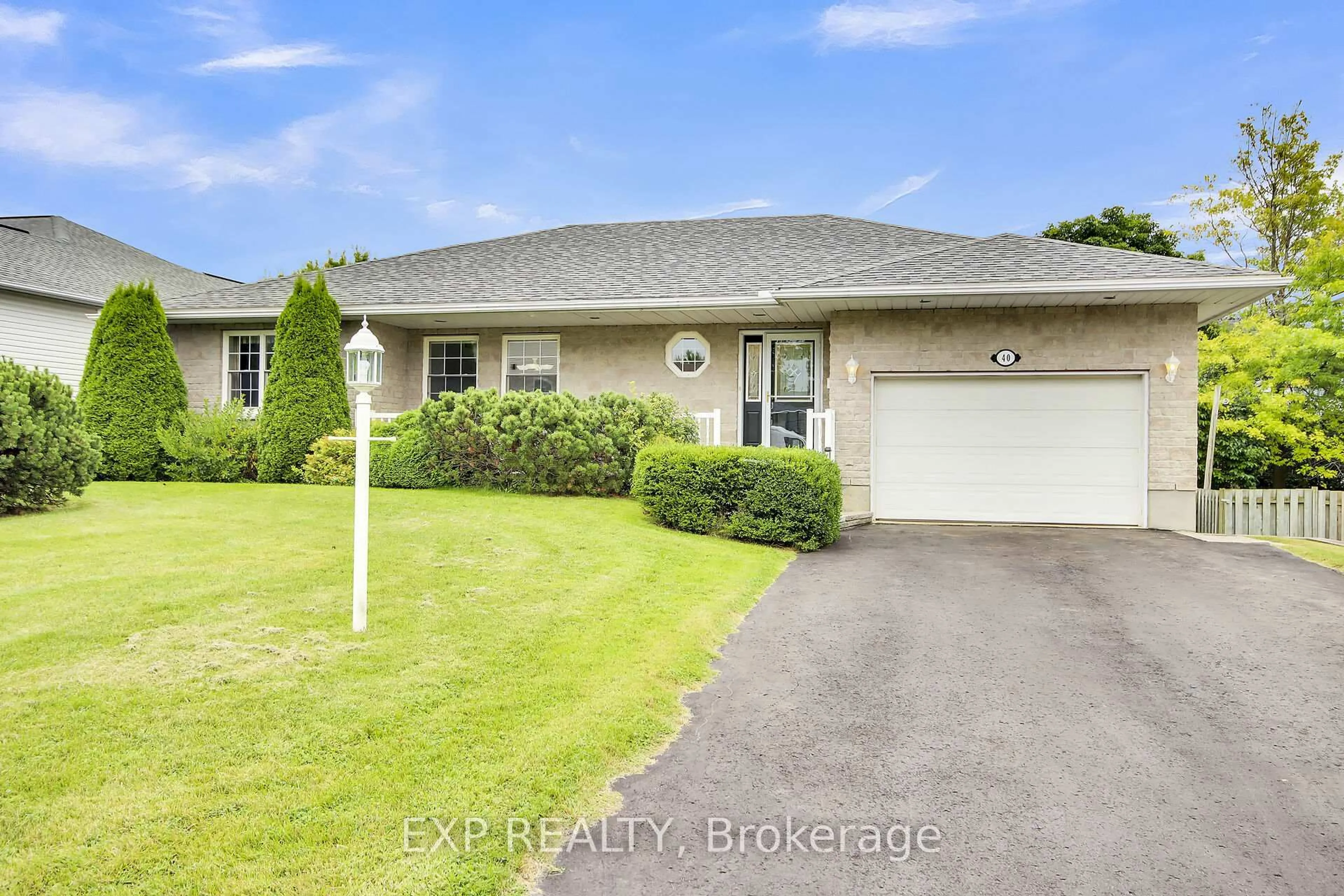 A pic from outside/outdoor area/front of a property/back of a property/a pic from drone, street for 40 Evelyn St, Almonte Ontario K0A 1A0
