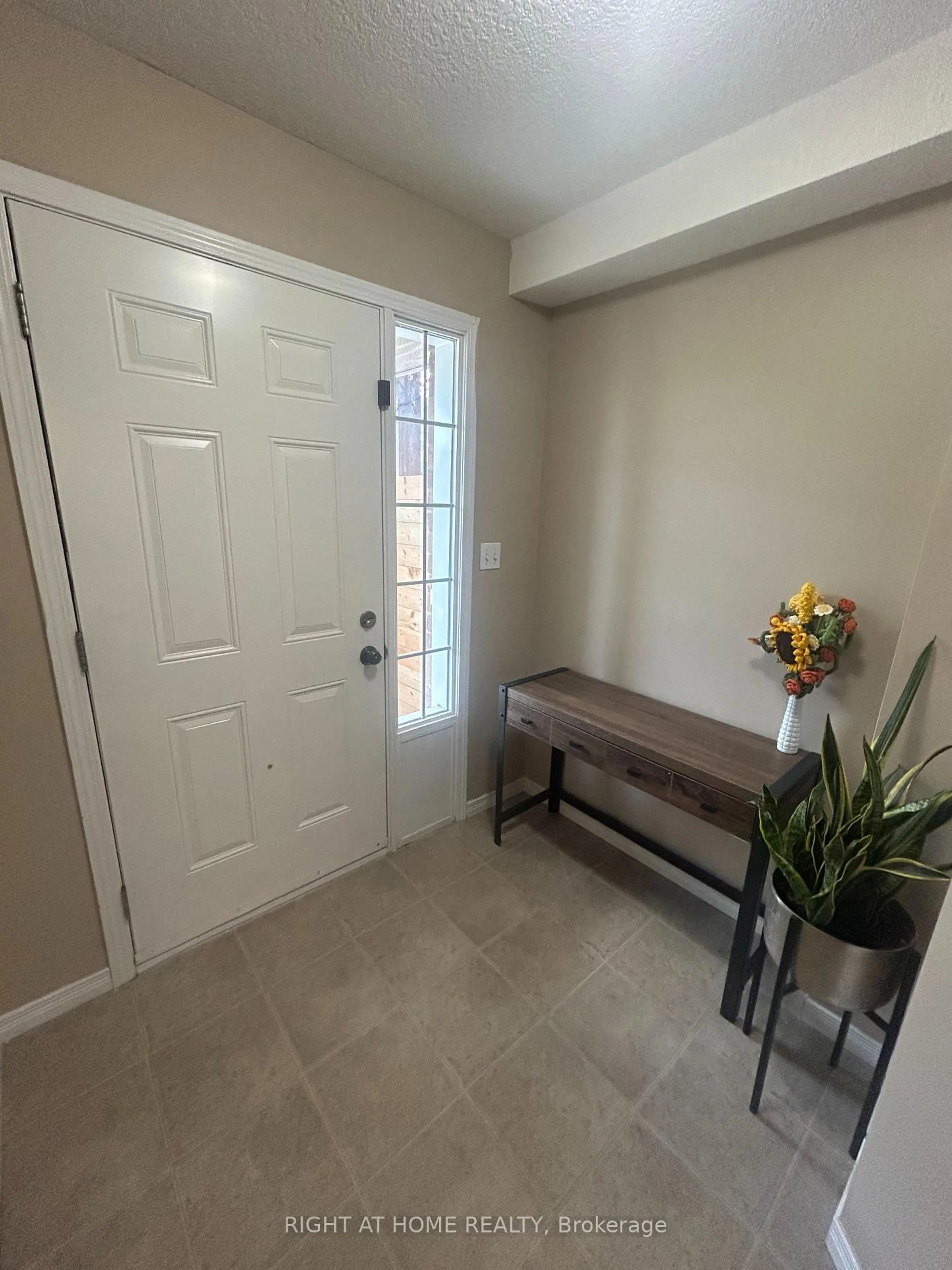 Indoor entryway for 972 Zeller Cres, Kitchener Ontario N2A 0C9