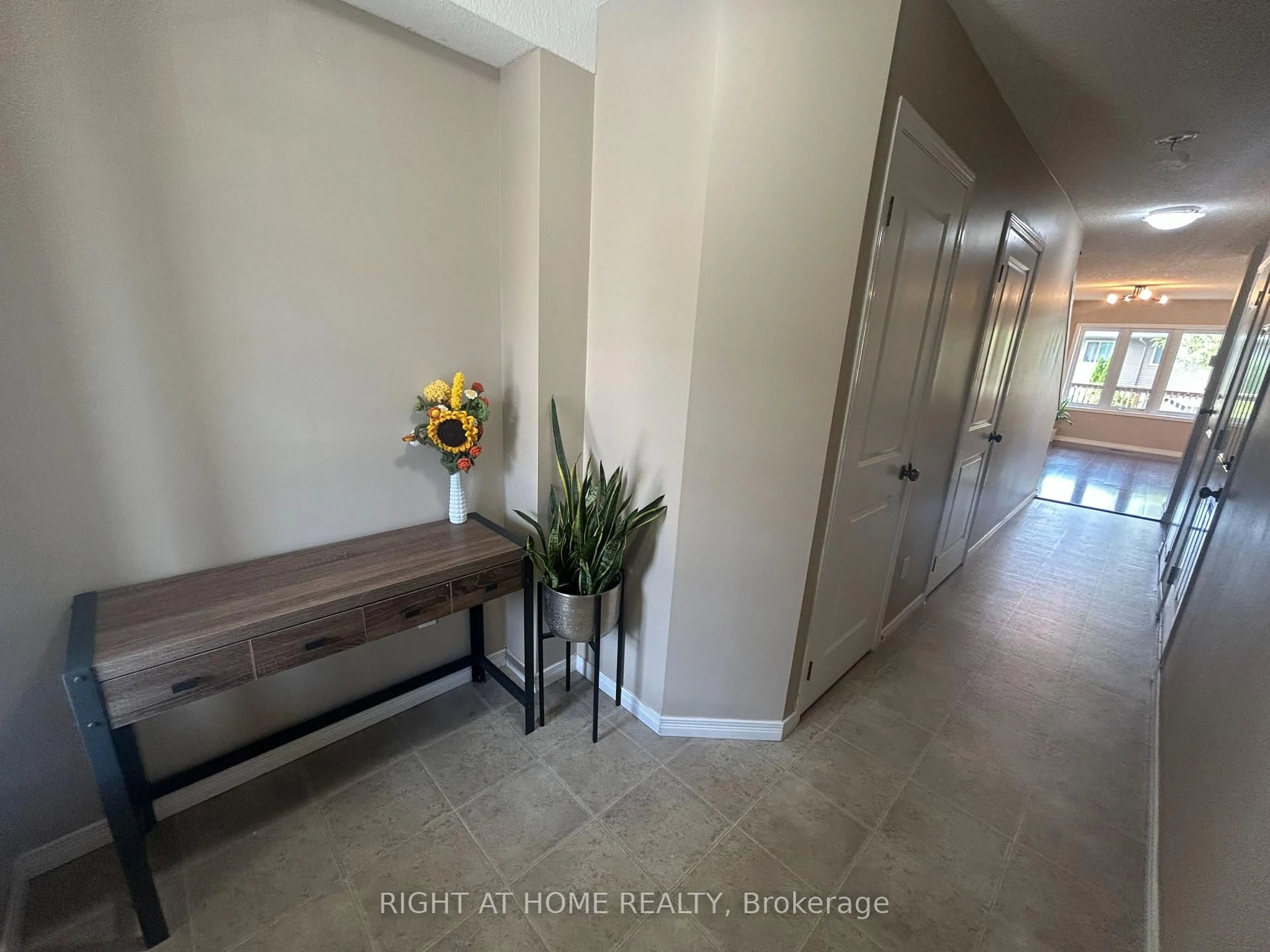 Indoor entryway for 972 Zeller Cres, Kitchener Ontario N2A 0C9