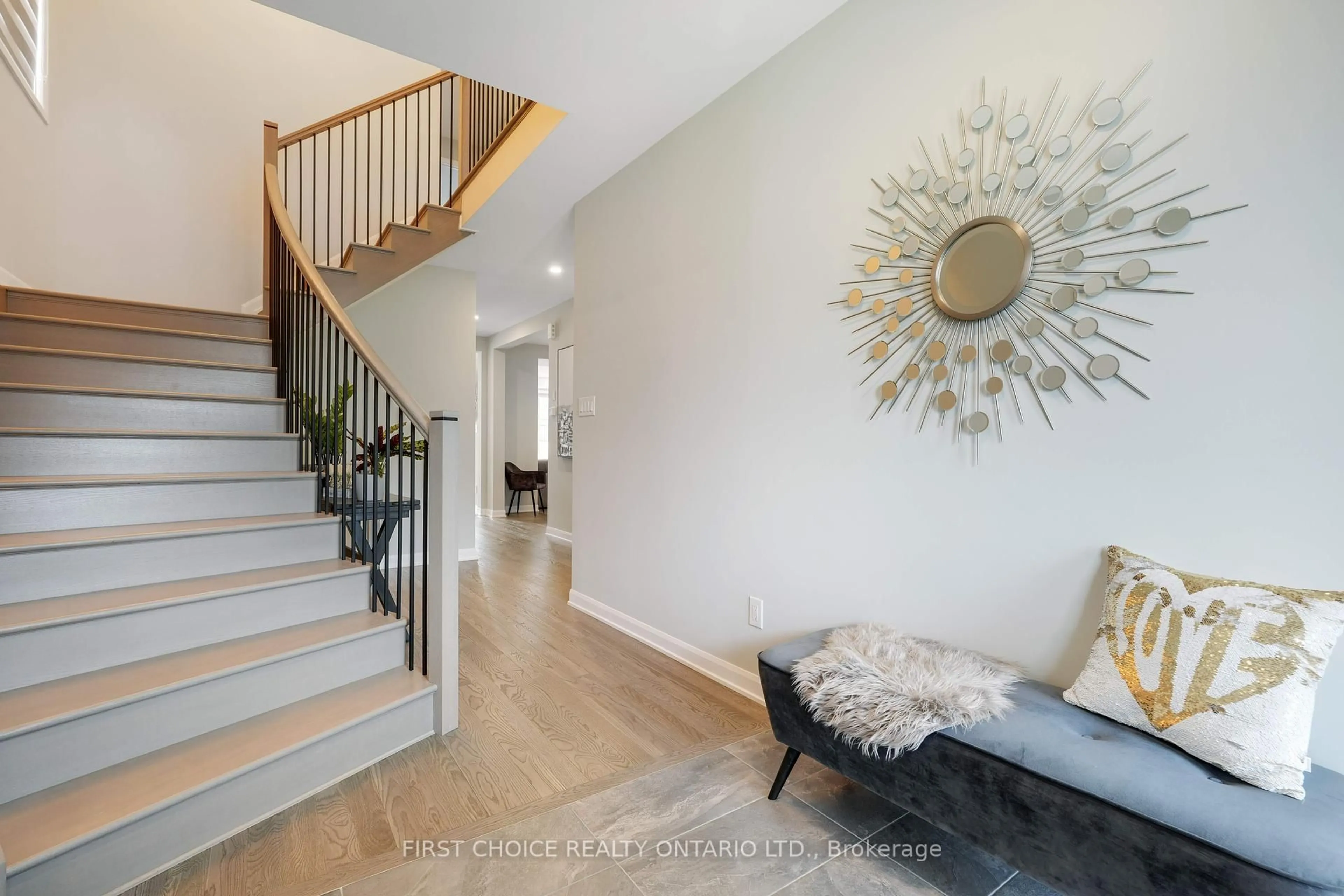 Indoor entryway for 605 Ribbon St, Manotick Ontario K4M 0M8