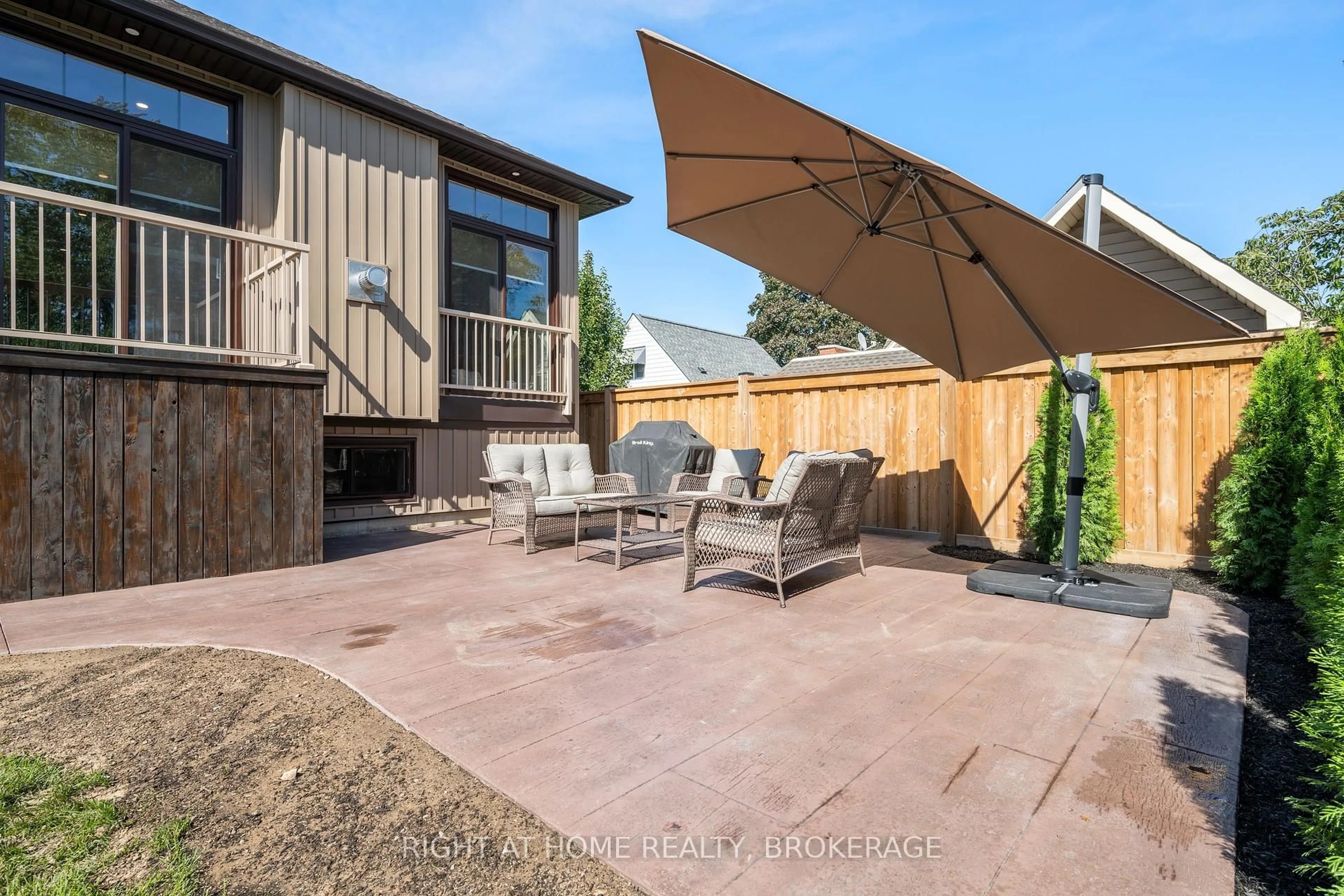 Patio, street for 32B Dorothy St, St. Catharines Ontario L2N 4A3