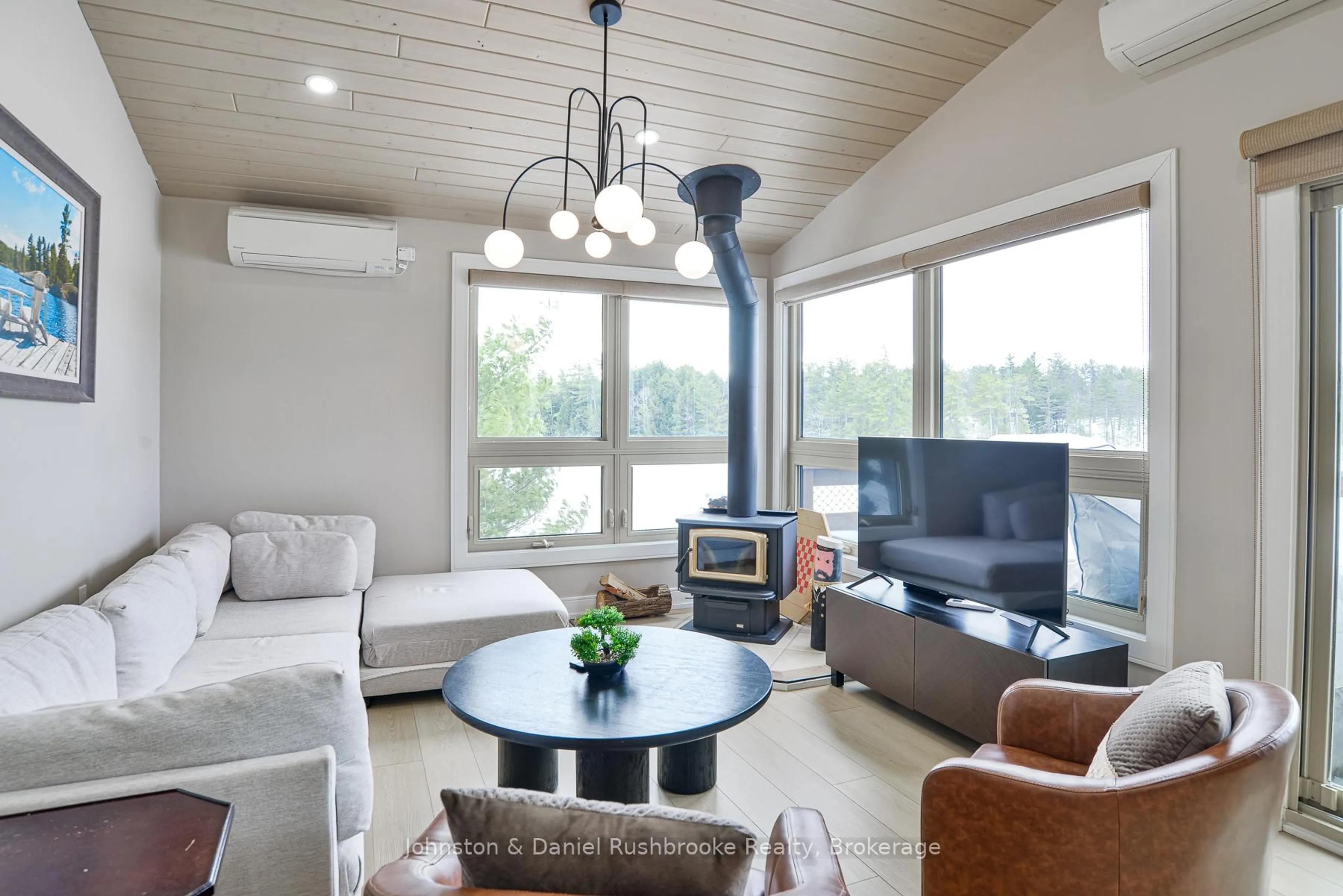 Living room with furniture, wood/laminate floor for 621 Peninsula Rd, Gravenhurst Ontario P1P 1R2