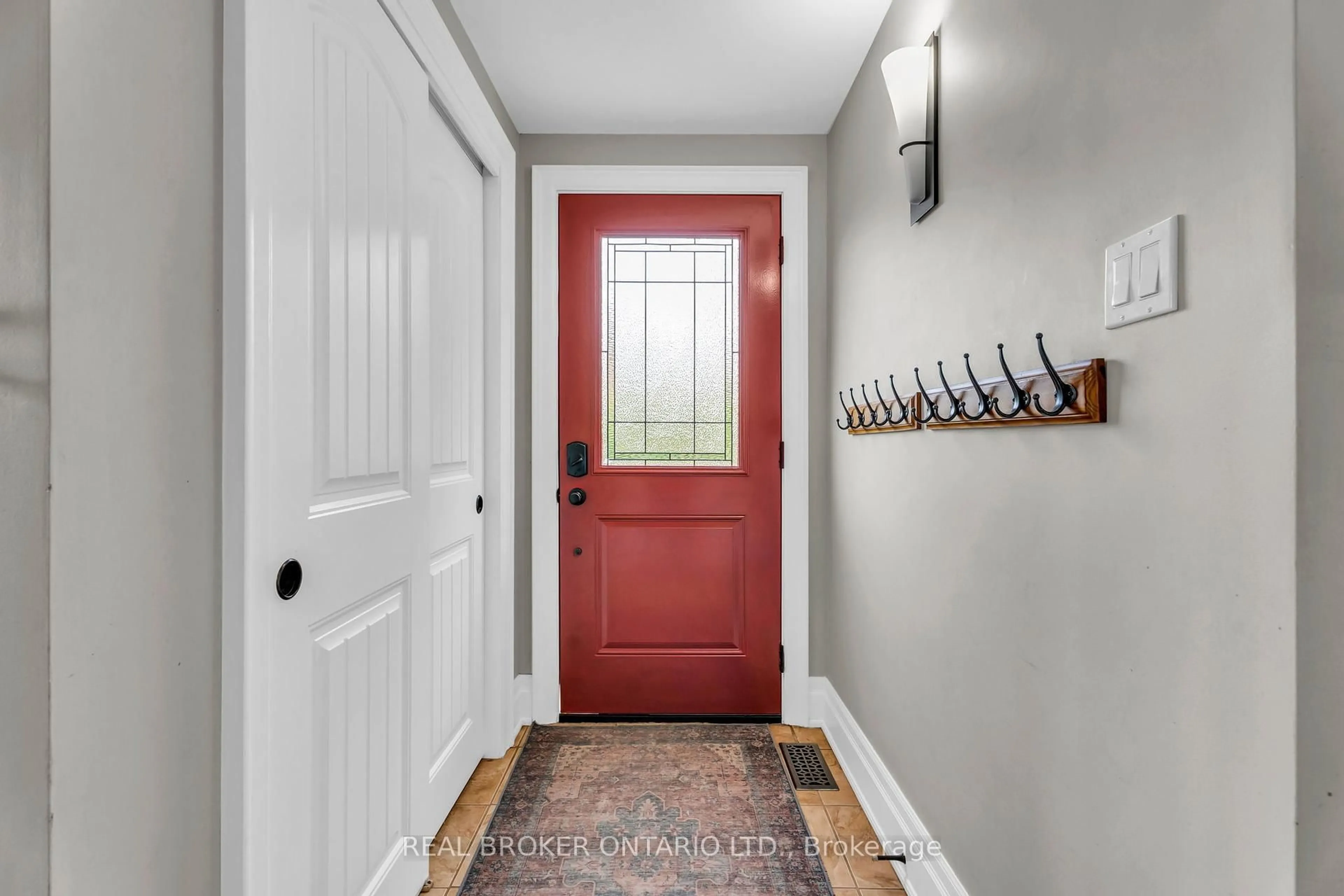 Indoor entryway for 7 Victoria Hts, Mono Ontario L9W 3A7