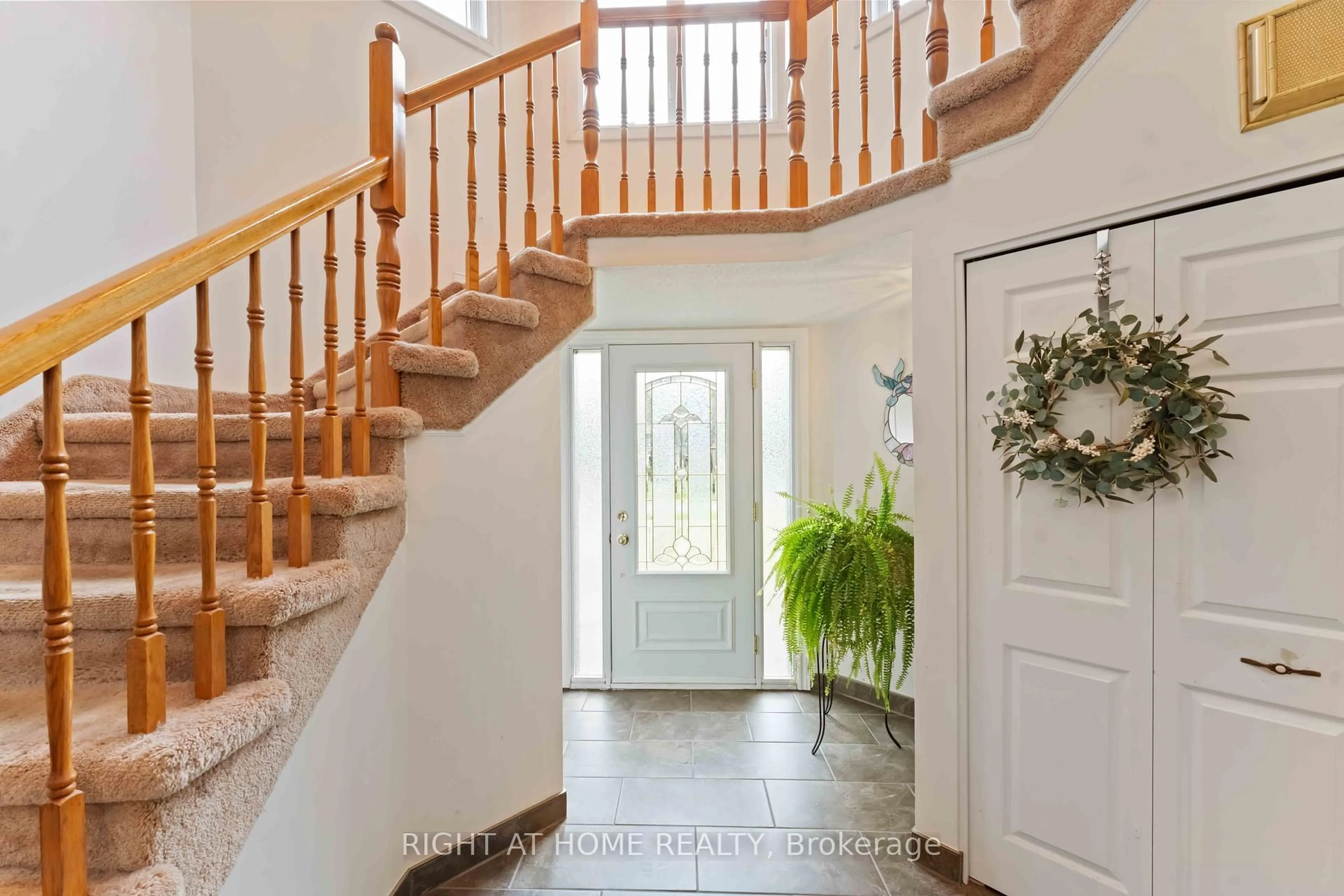 Indoor entryway for 730 Canary St, Orleans Ontario K4B 1H4