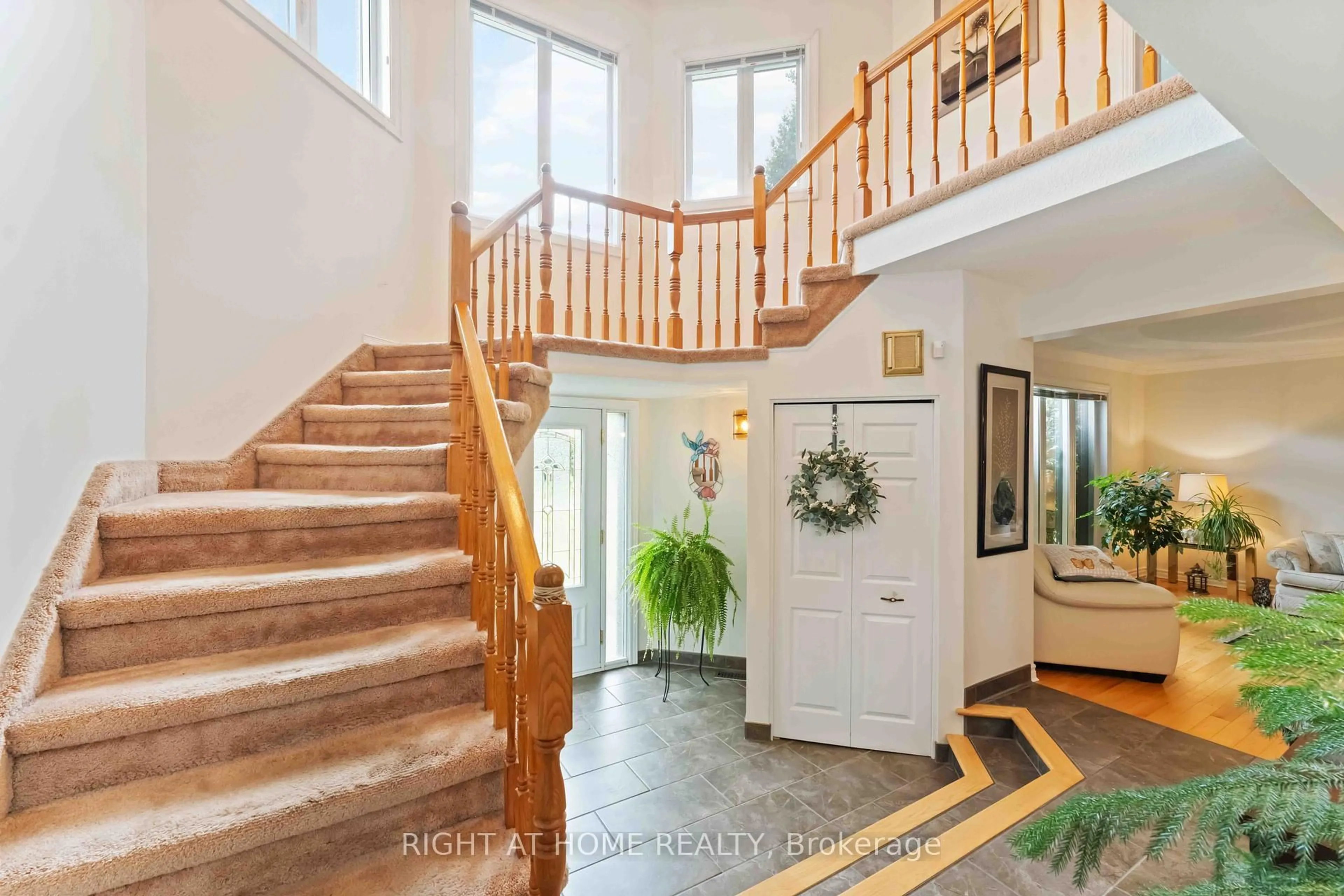 Indoor entryway for 730 Canary St, Orleans Ontario K4B 1H4