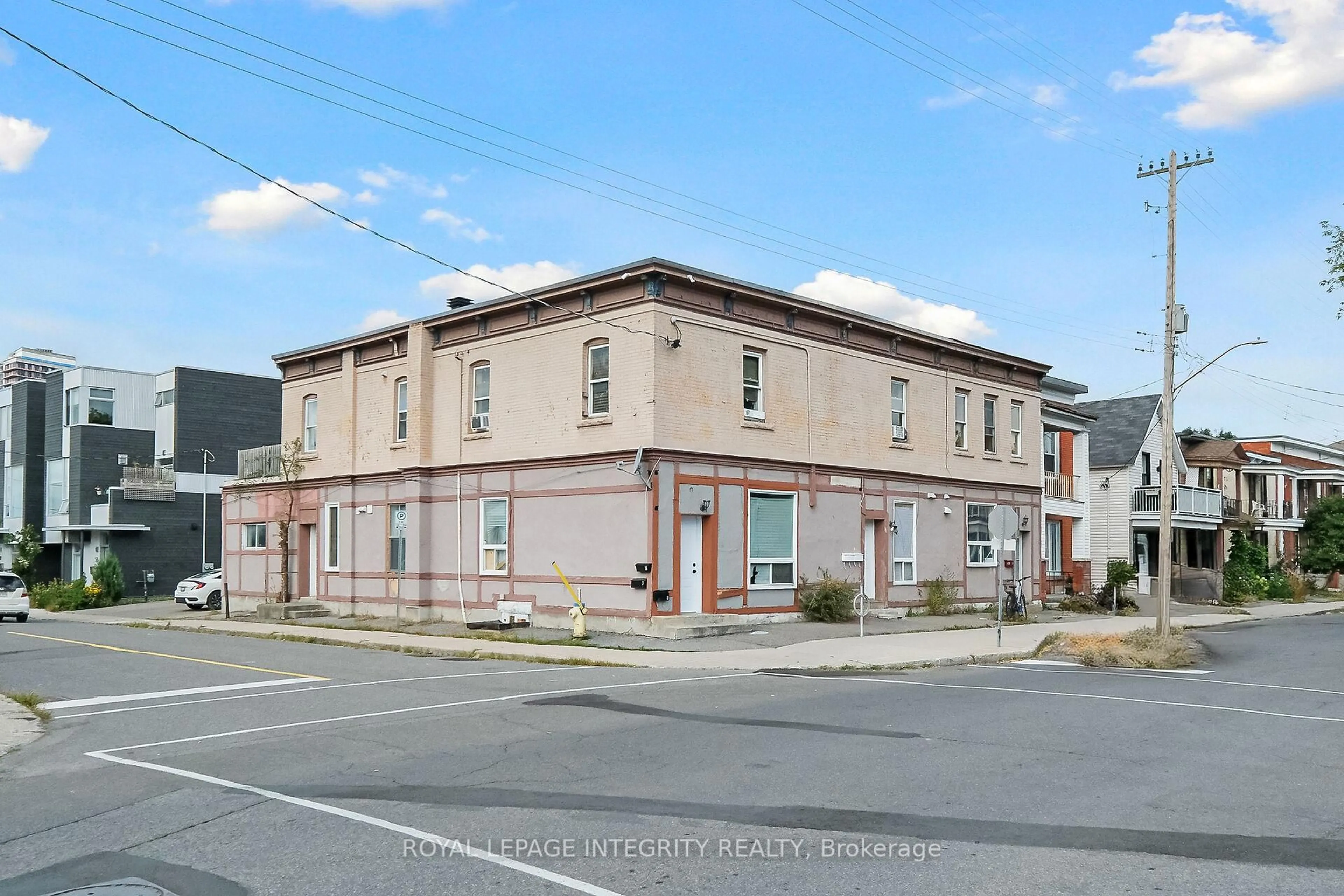 A pic from outside/outdoor area/front of a property/back of a property/a pic from drone, building for 202 Rochester St #6, Ottawa Ontario K1R 7M6
