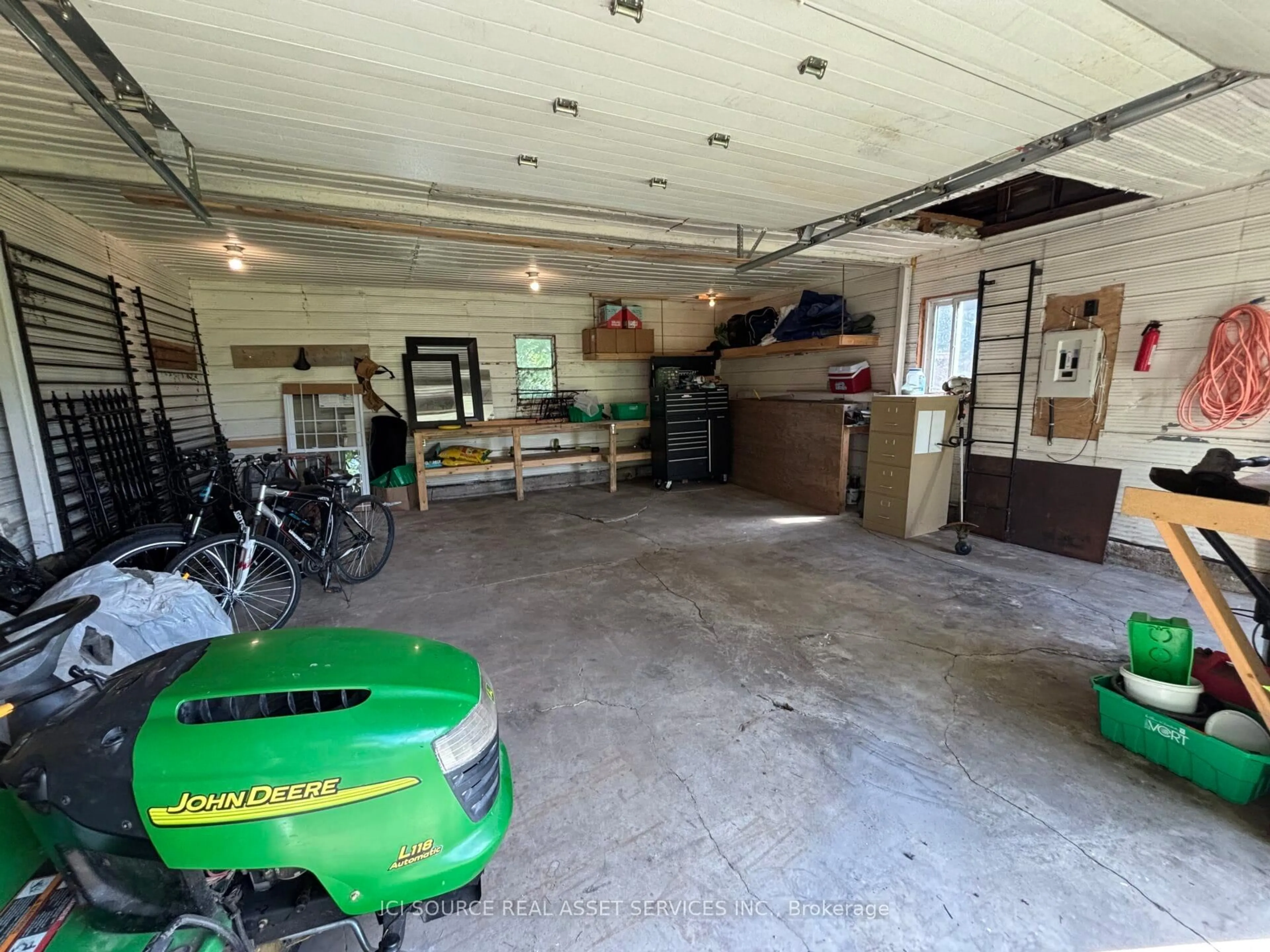 Indoor garage for 651 Wheeler St, Huron-Kinloss Ontario N0G 2H0