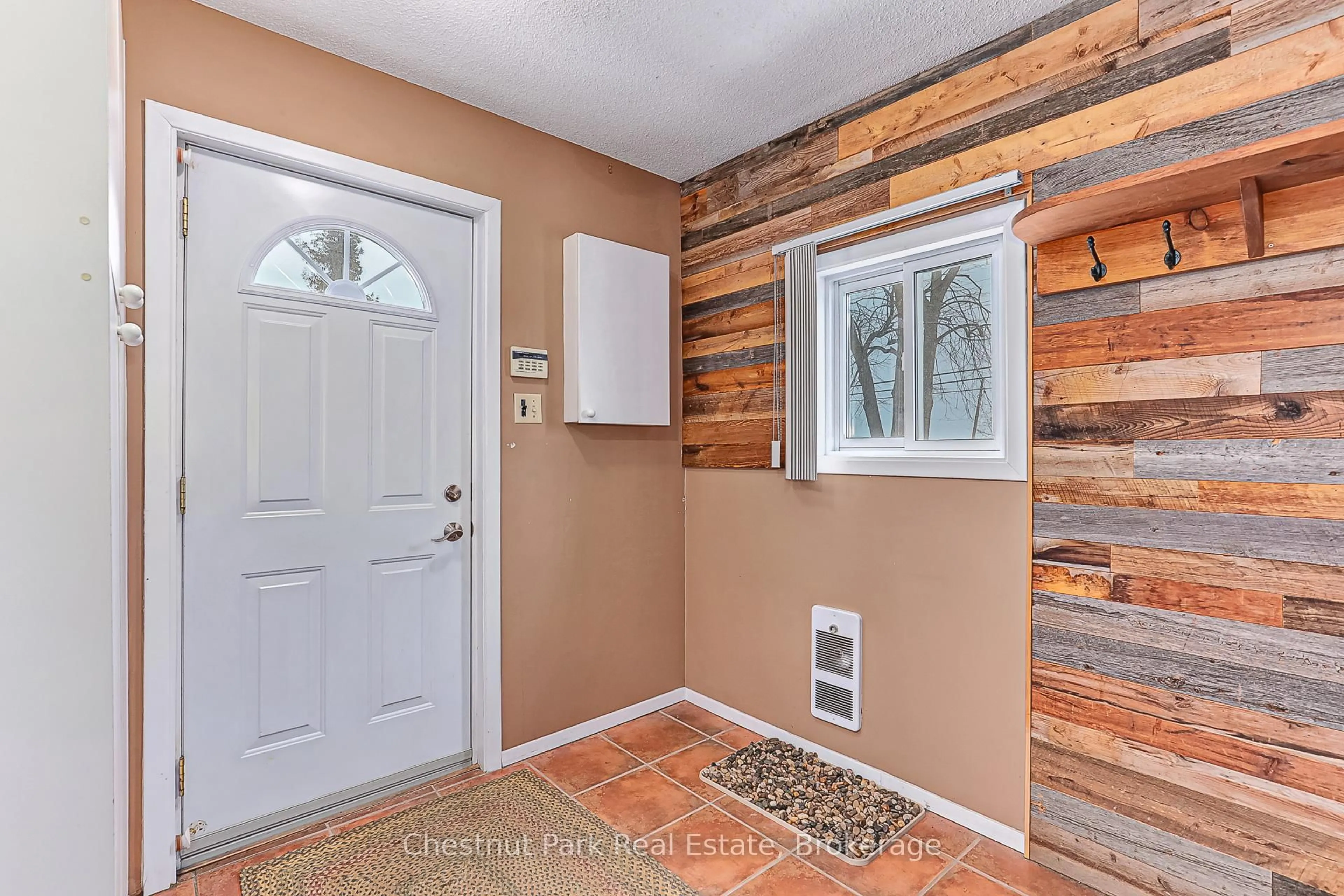 Indoor entryway for 209548 Highway 26, Blue Mountains Ontario L9Y 0T1