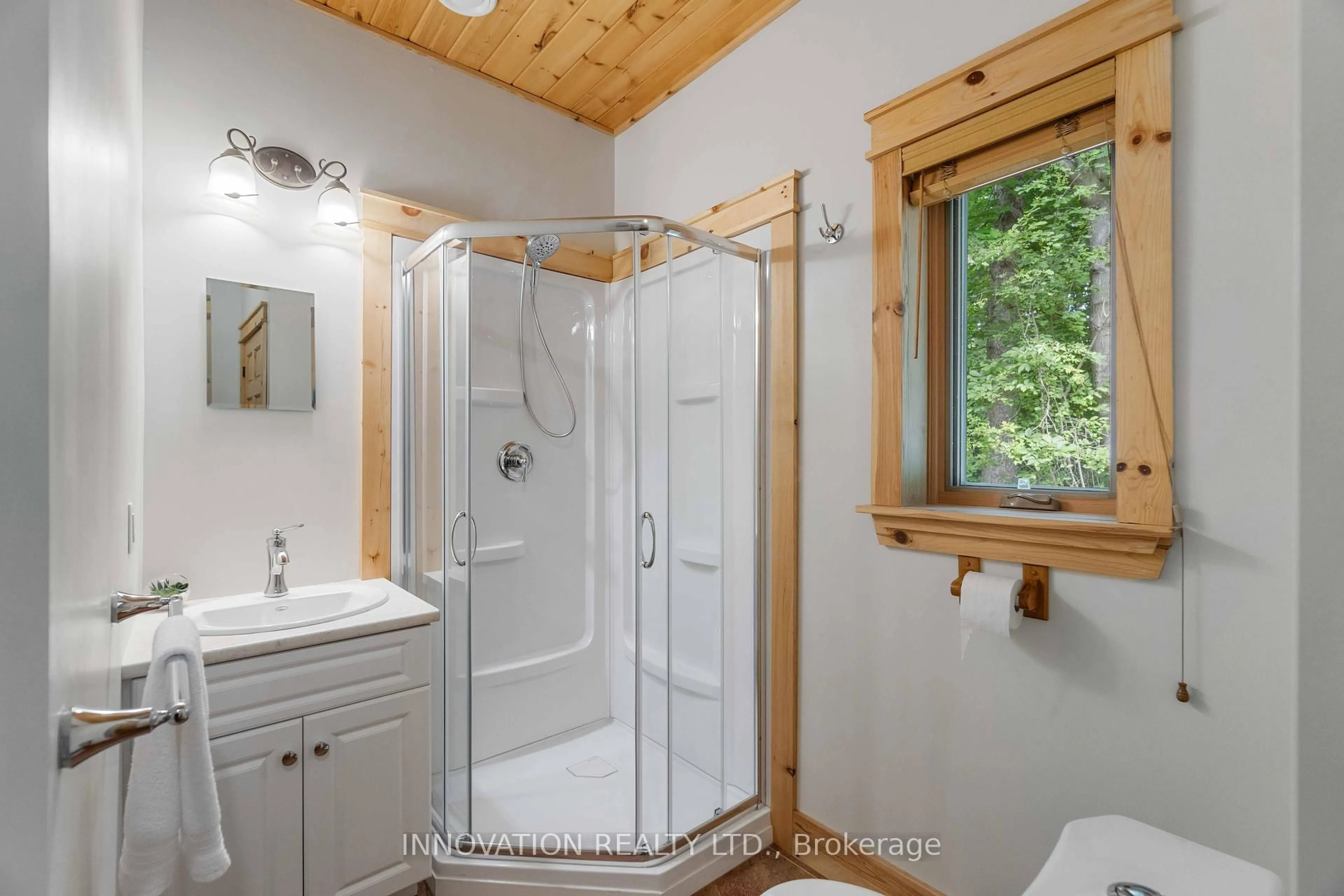 Standard bathroom, ceramic/tile floor for 698 MOFFAT St, Pembroke Ontario K8A 3Y1