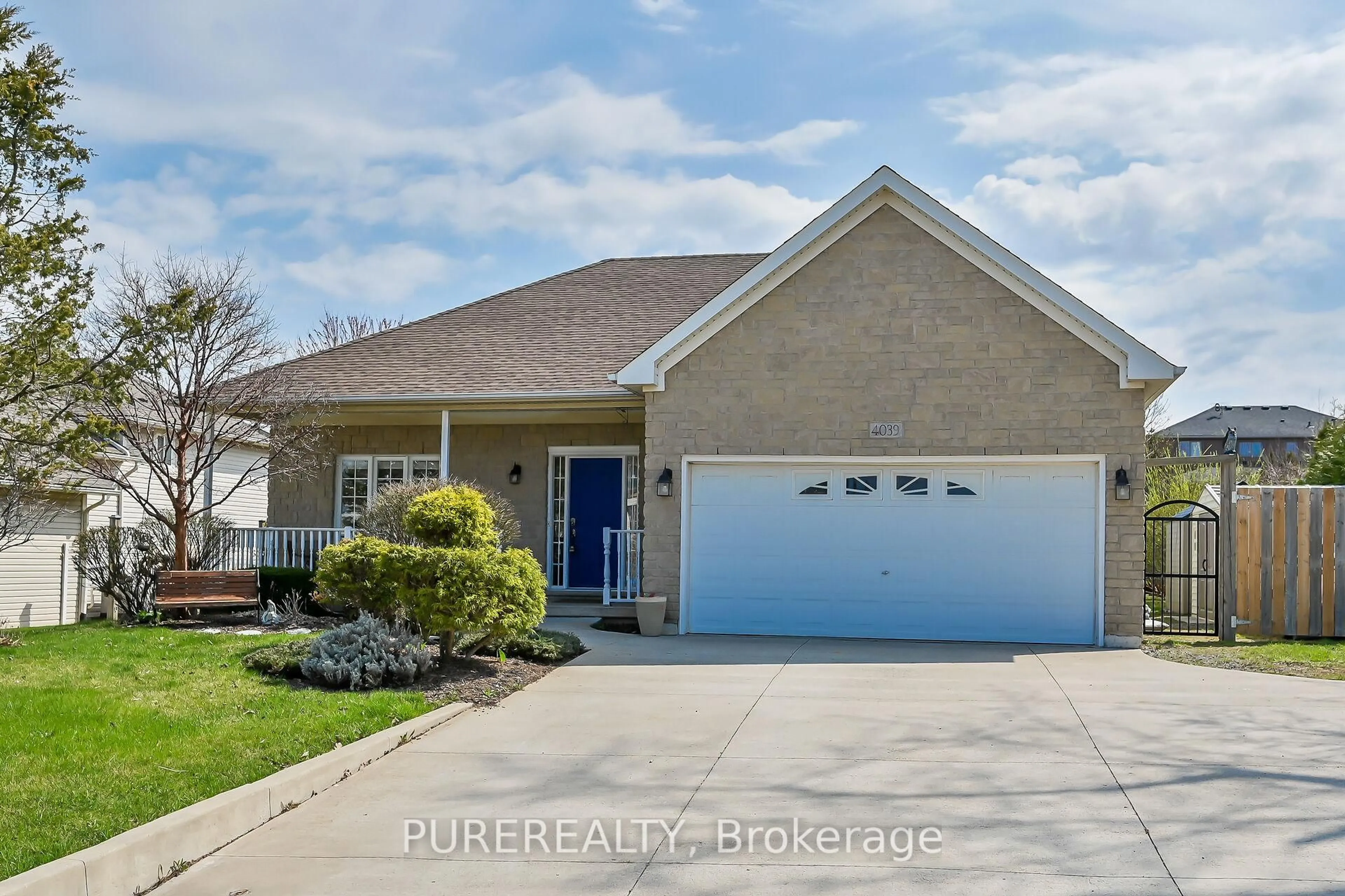 Home with vinyl exterior material, street for 4039 Mountain Rd, Lincoln Ontario L0R 1B7
