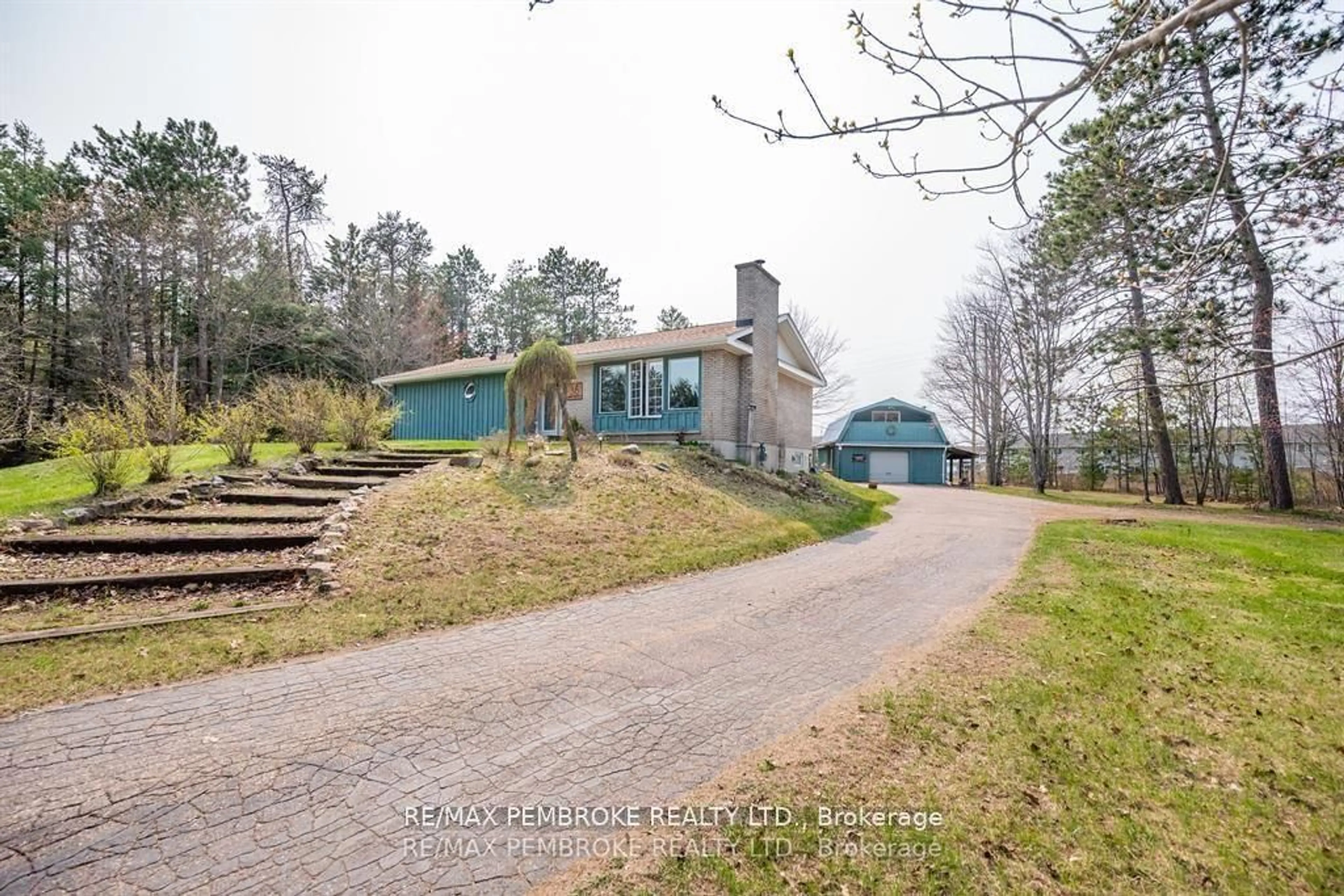 A pic from outside/outdoor area/front of a property/back of a property/a pic from drone, unknown for 36 Labine Cres, Petawawa Ontario K8H 2J2