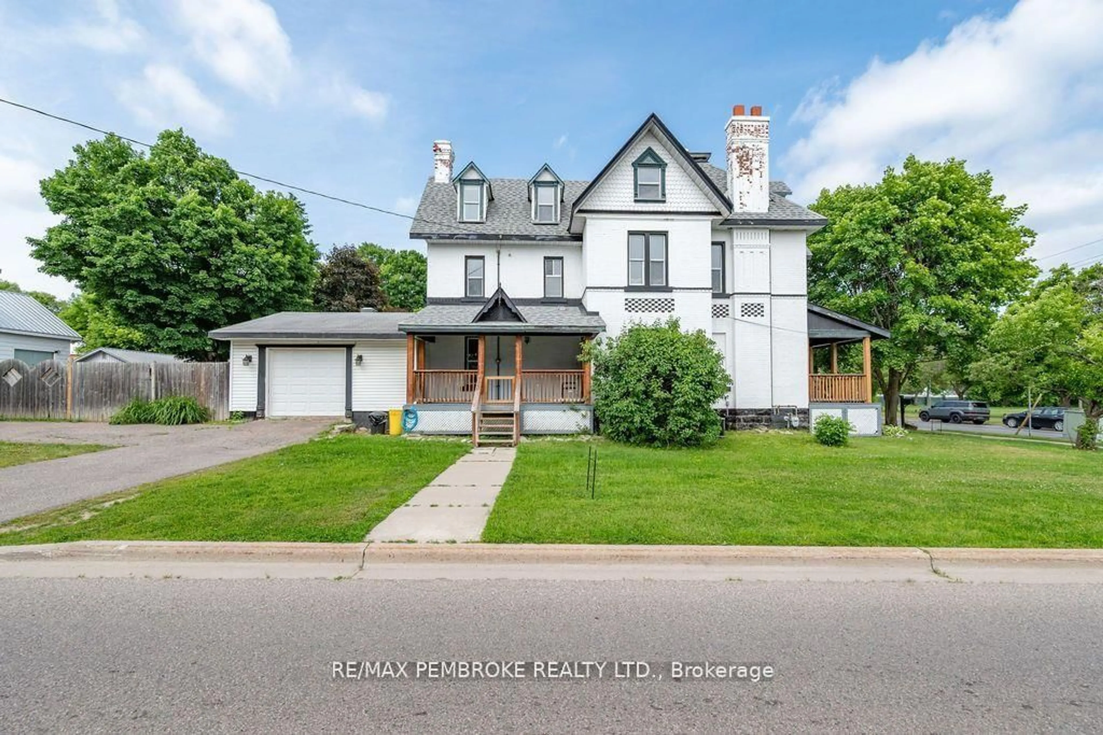 A pic from outside/outdoor area/front of a property/back of a property/a pic from drone, street for 502 Mary St, Pembroke Ontario K8A 5X1