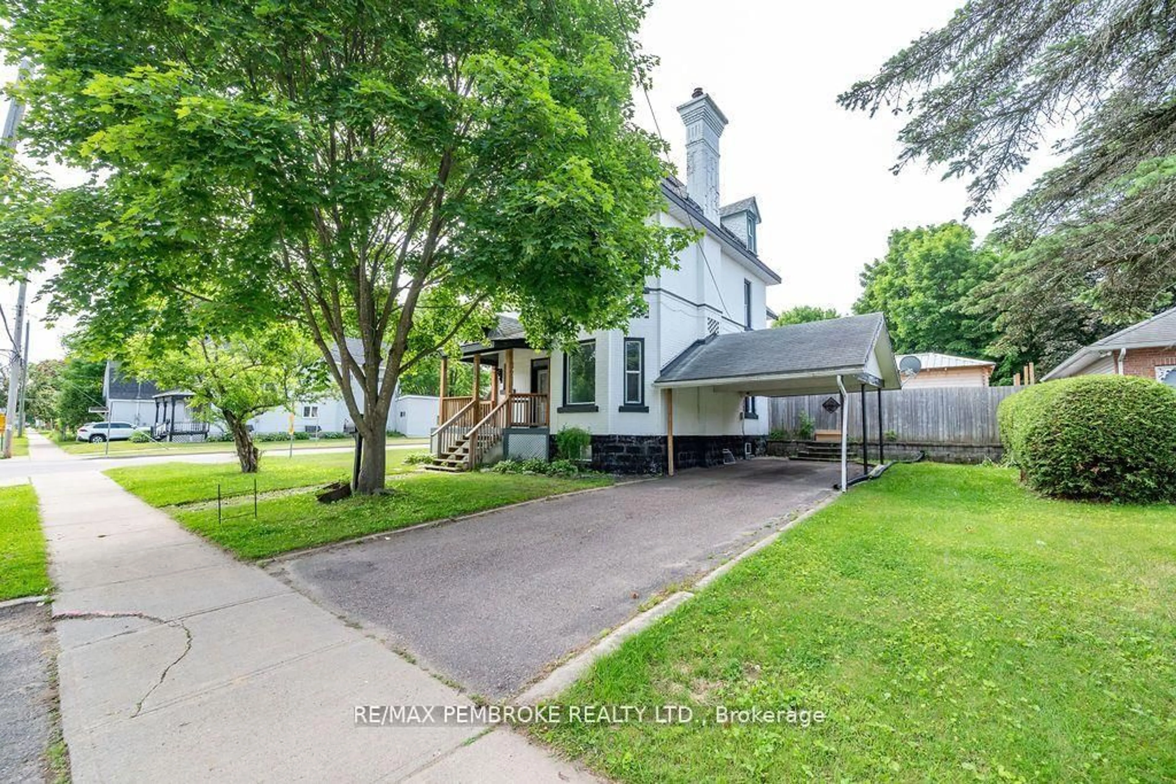 A pic from outside/outdoor area/front of a property/back of a property/a pic from drone, street for 502 Mary St, Pembroke Ontario K8A 5X1