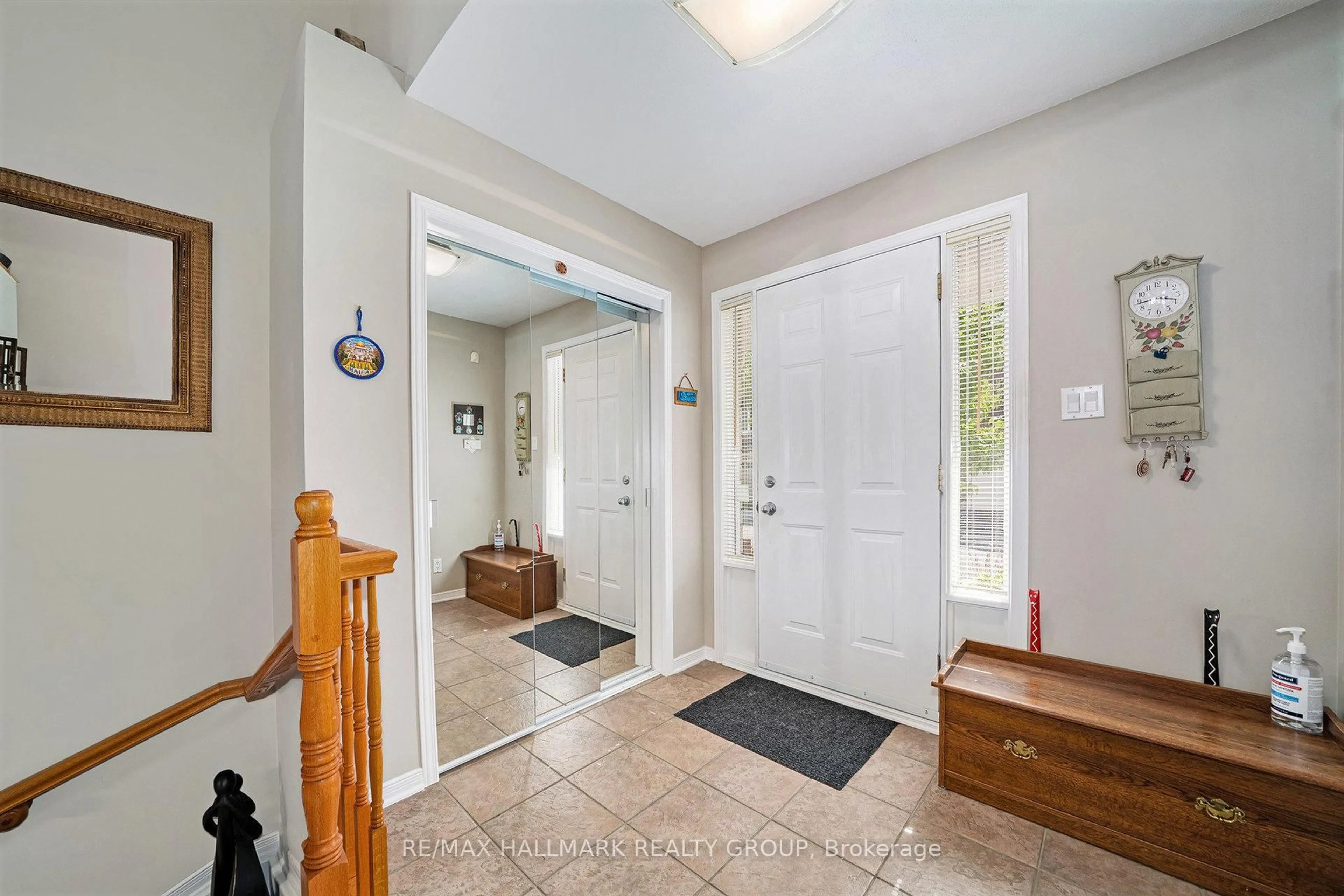 Indoor entryway for 7 Maple Park Private, Ottawa Ontario K1T 4A6