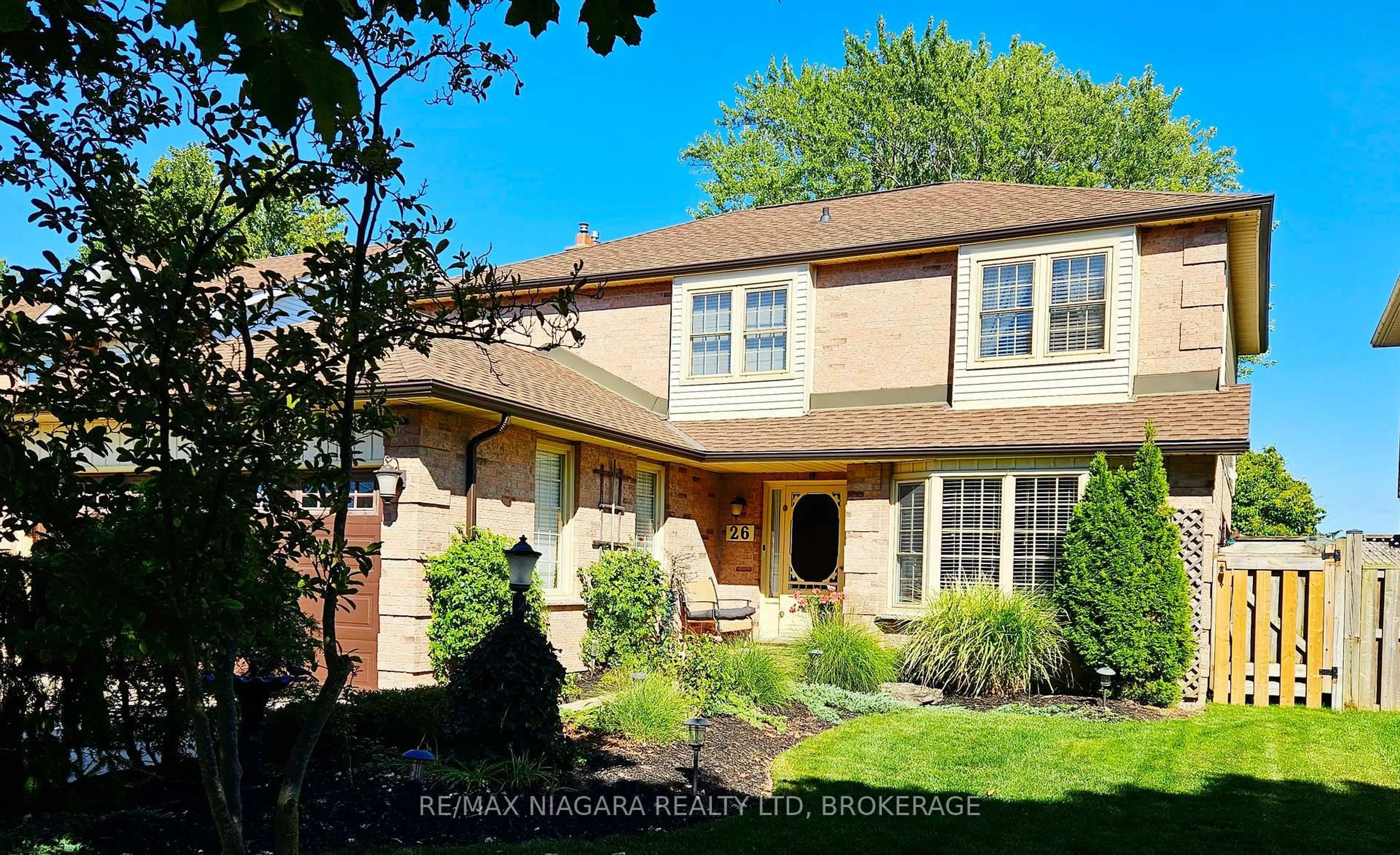 Home with brick exterior material, street for 26 Strada Blvd, St. Catharines Ontario L2S 3L8