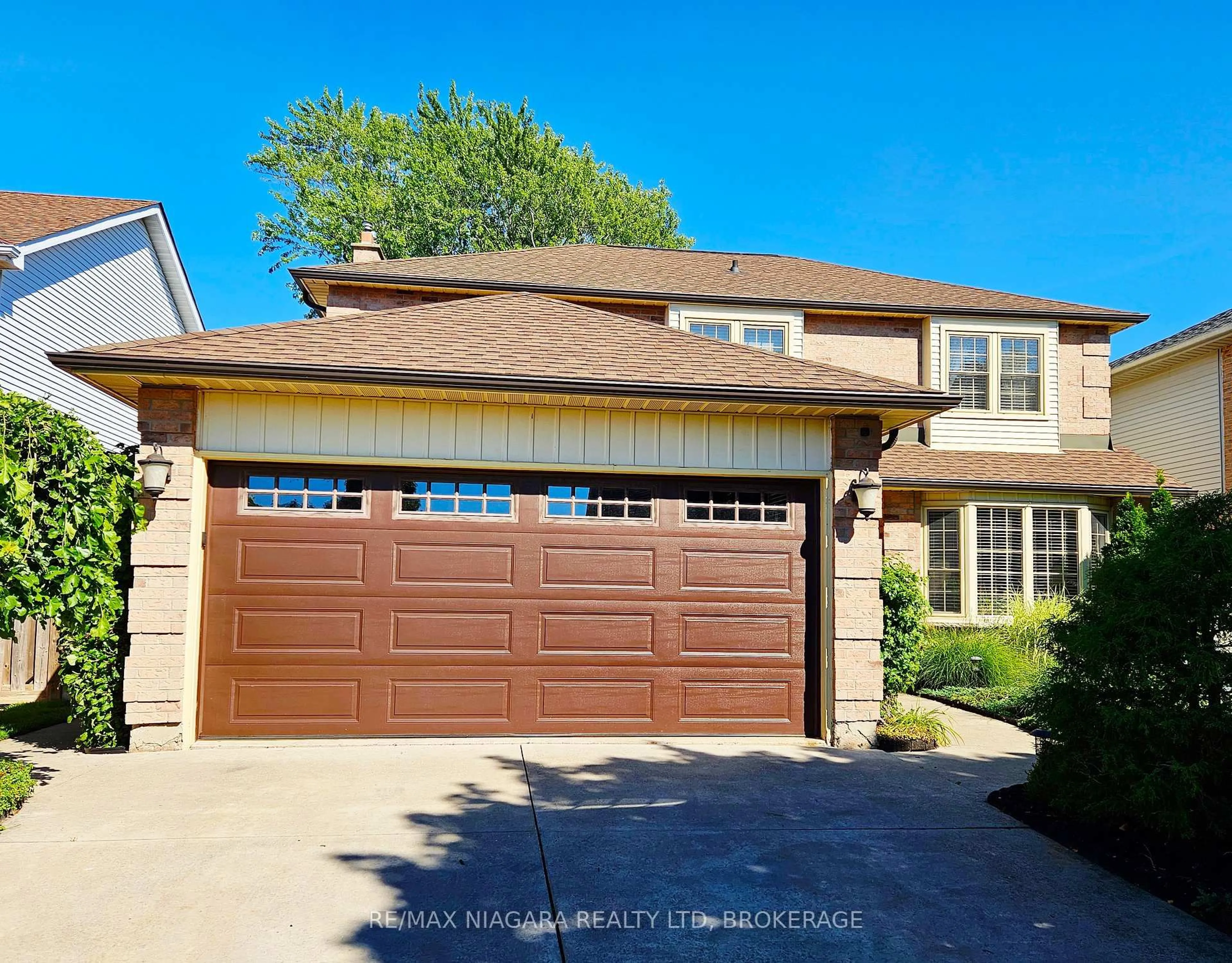 Home with brick exterior material, street for 26 Strada Blvd, St. Catharines Ontario L2S 3L8