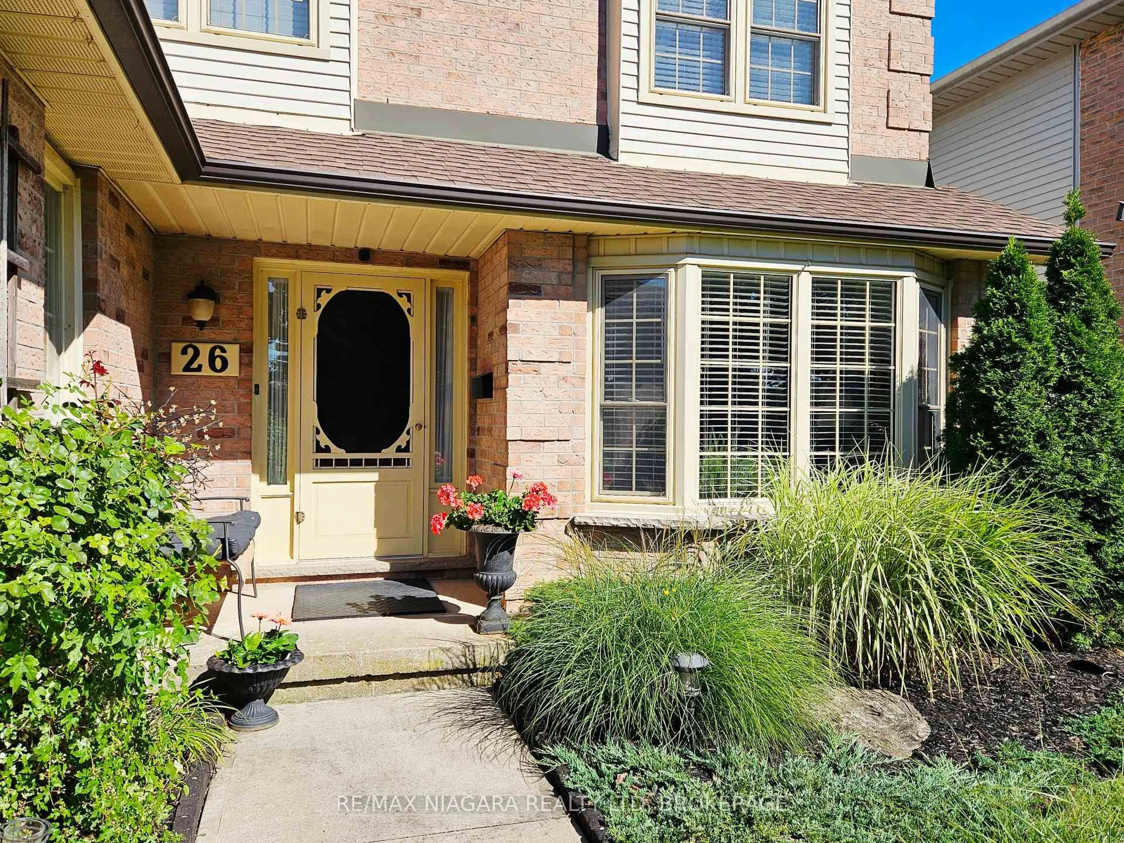 Home with brick exterior material, street for 26 Strada Blvd, St. Catharines Ontario L2S 3L8