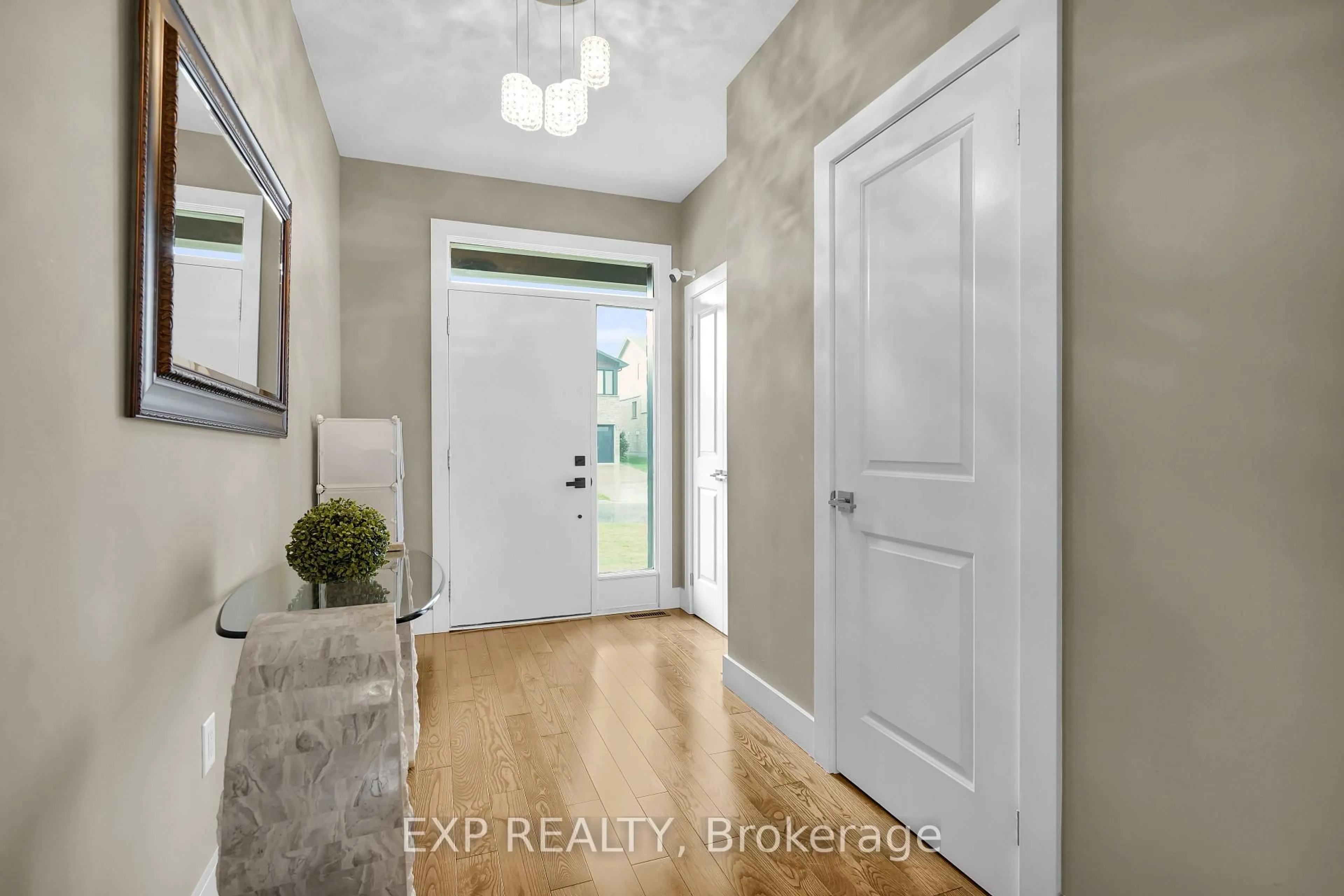Indoor entryway for 2221 Tribalwood St St, London North Ontario N6G 0R4