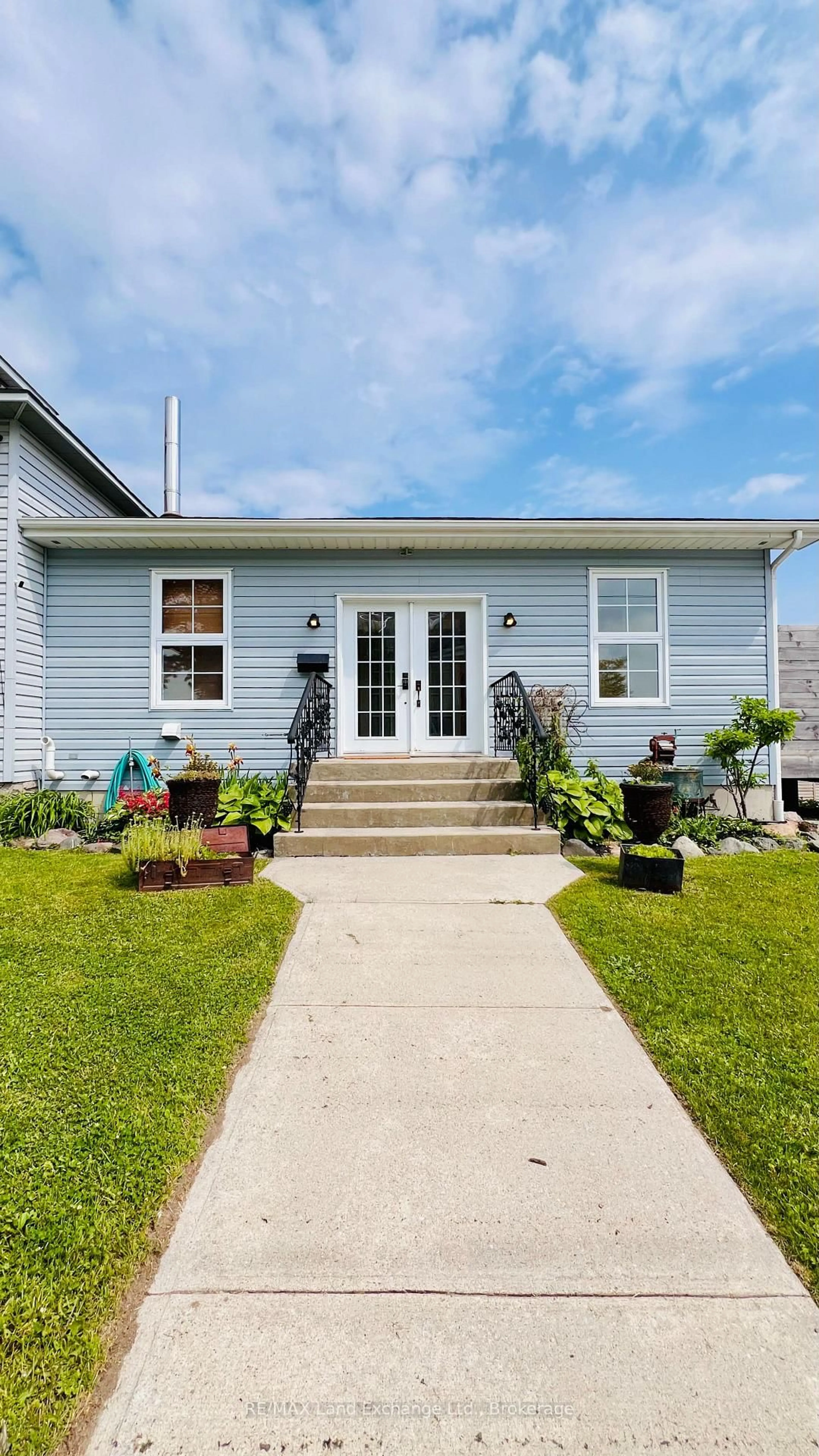 Home with vinyl exterior material, street for 511 Havelock St, Huron-Kinloss Ontario N0G 2H0