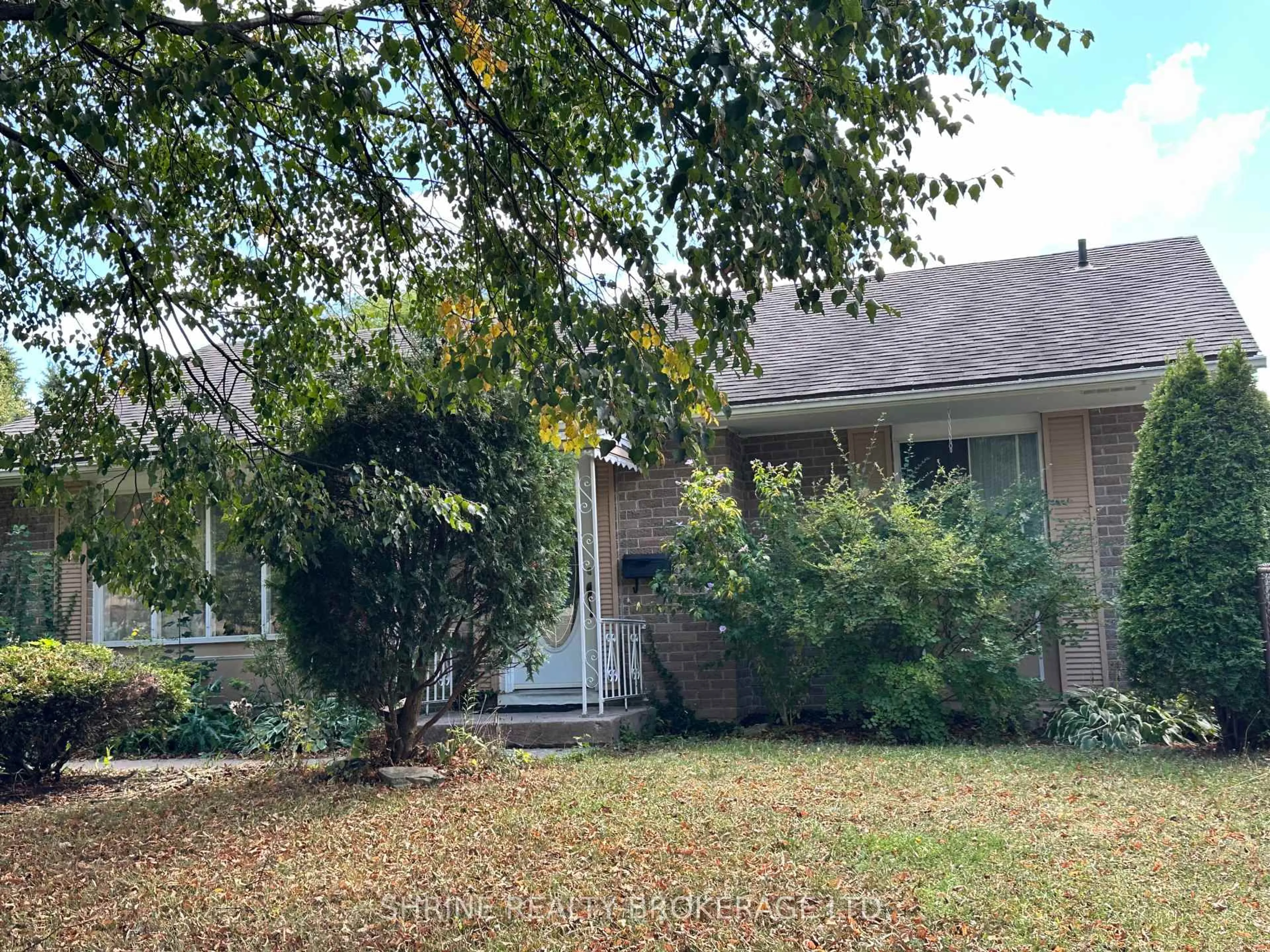 A pic from outside/outdoor area/front of a property/back of a property/a pic from drone, street for 5 CAPRICE Cres, London East Ontario N5V 3L8