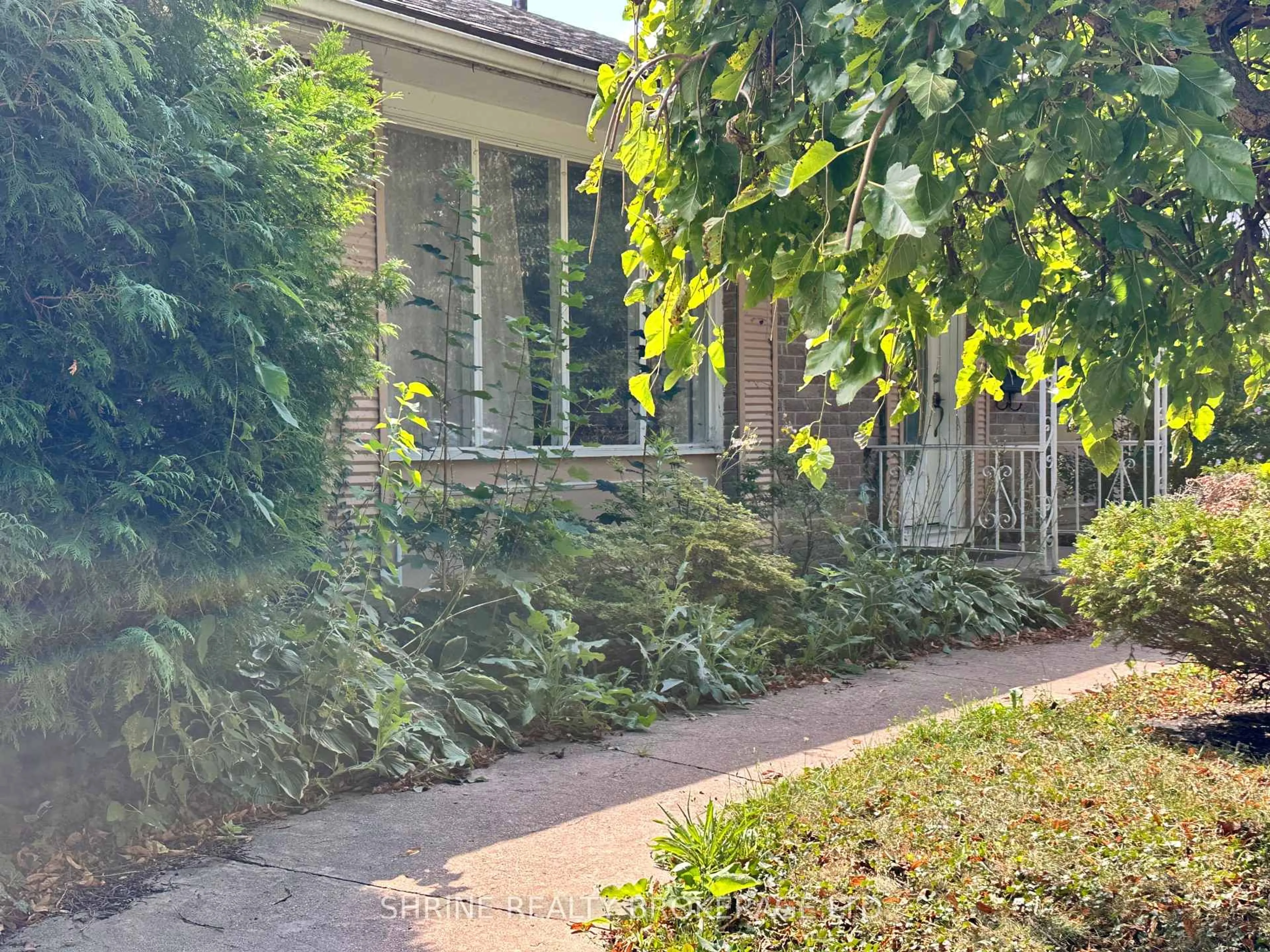 A pic from outside/outdoor area/front of a property/back of a property/a pic from drone, street for 5 CAPRICE Cres, London East Ontario N5V 3L8