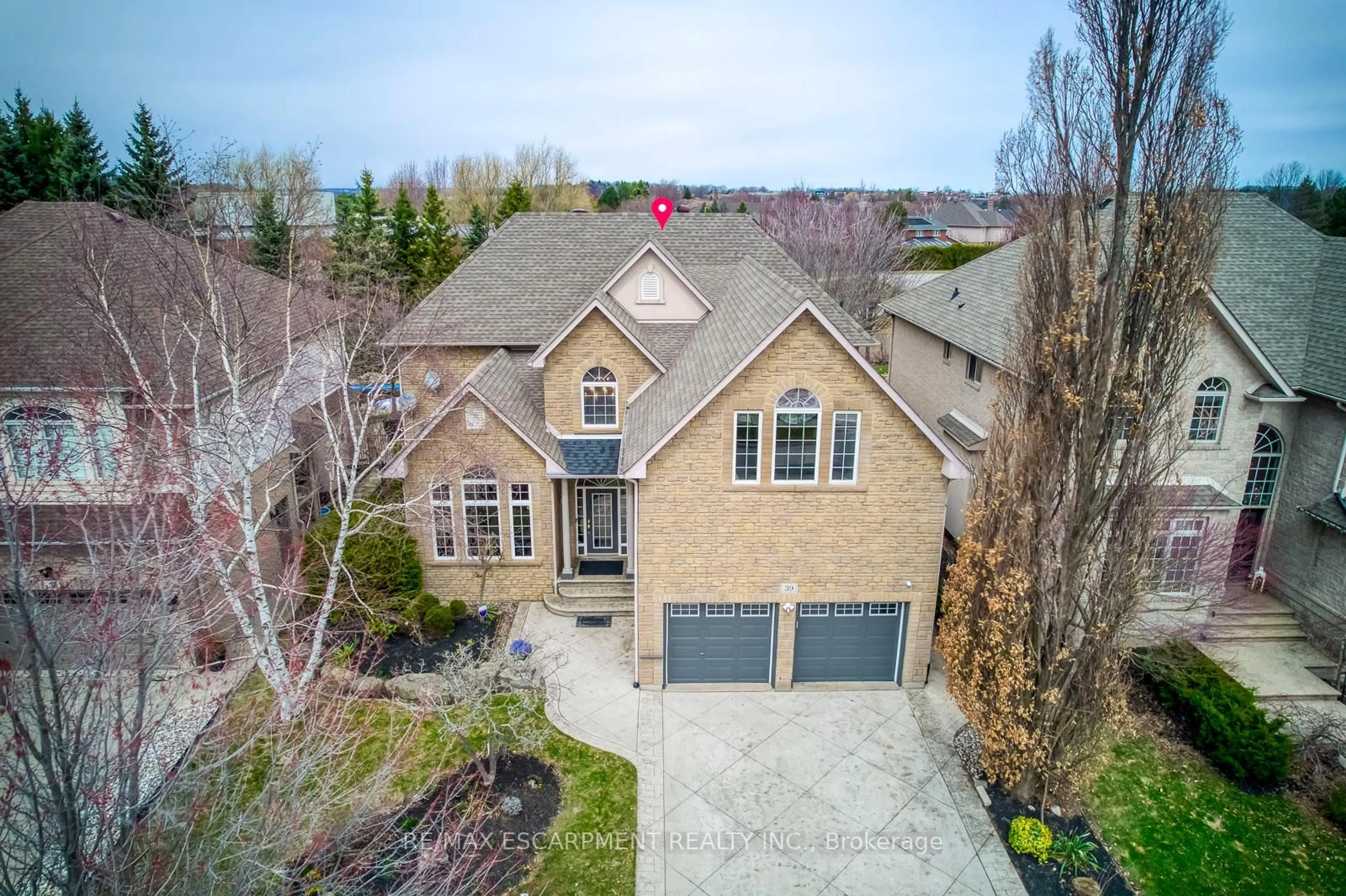 A pic from outside/outdoor area/front of a property/back of a property/a pic from drone, street for 39 Thoroughbred Blvd, Hamilton Ontario L9K 1M3