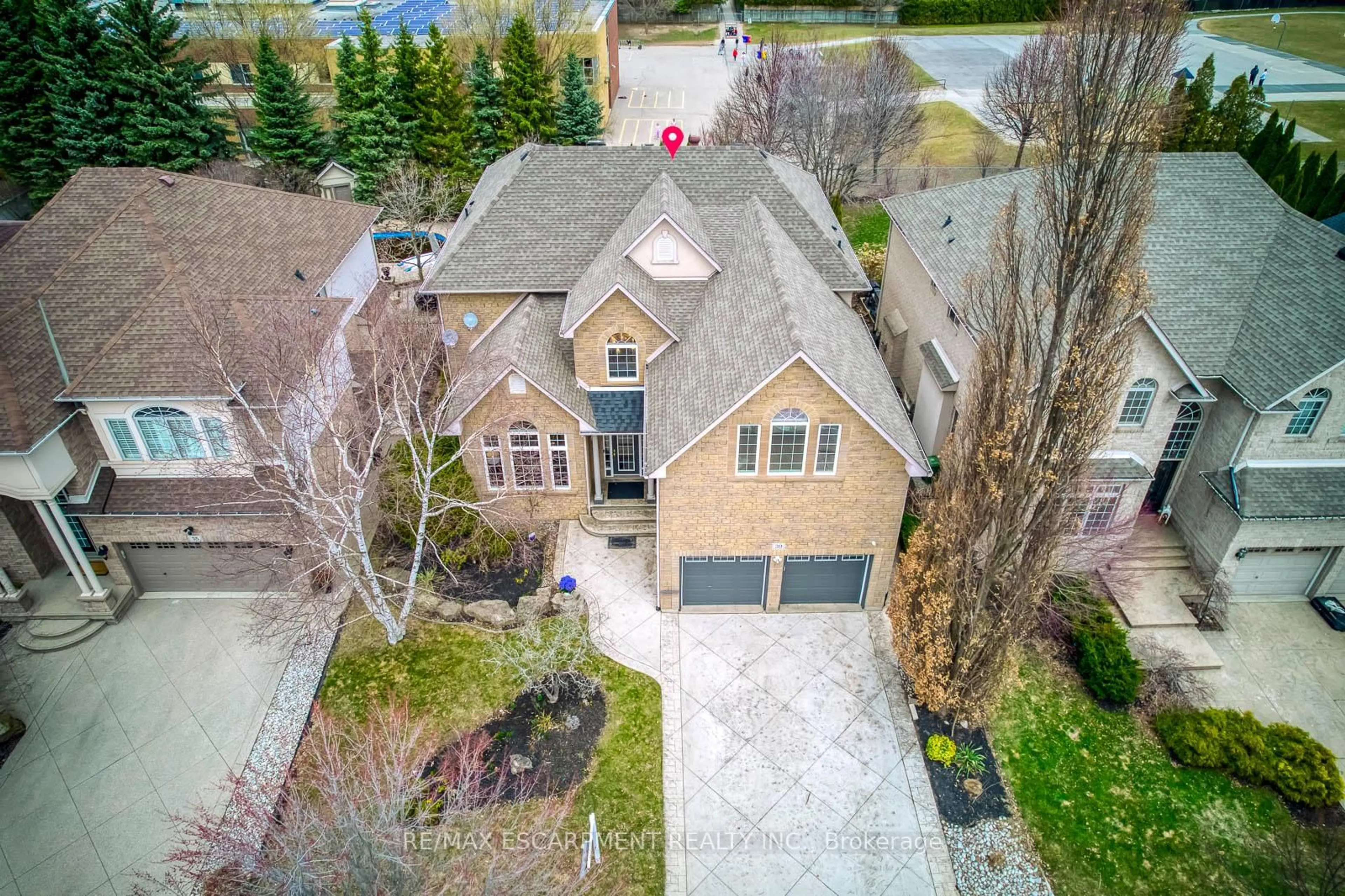 A pic from outside/outdoor area/front of a property/back of a property/a pic from drone, street for 39 Thoroughbred Blvd, Hamilton Ontario L9K 1M3