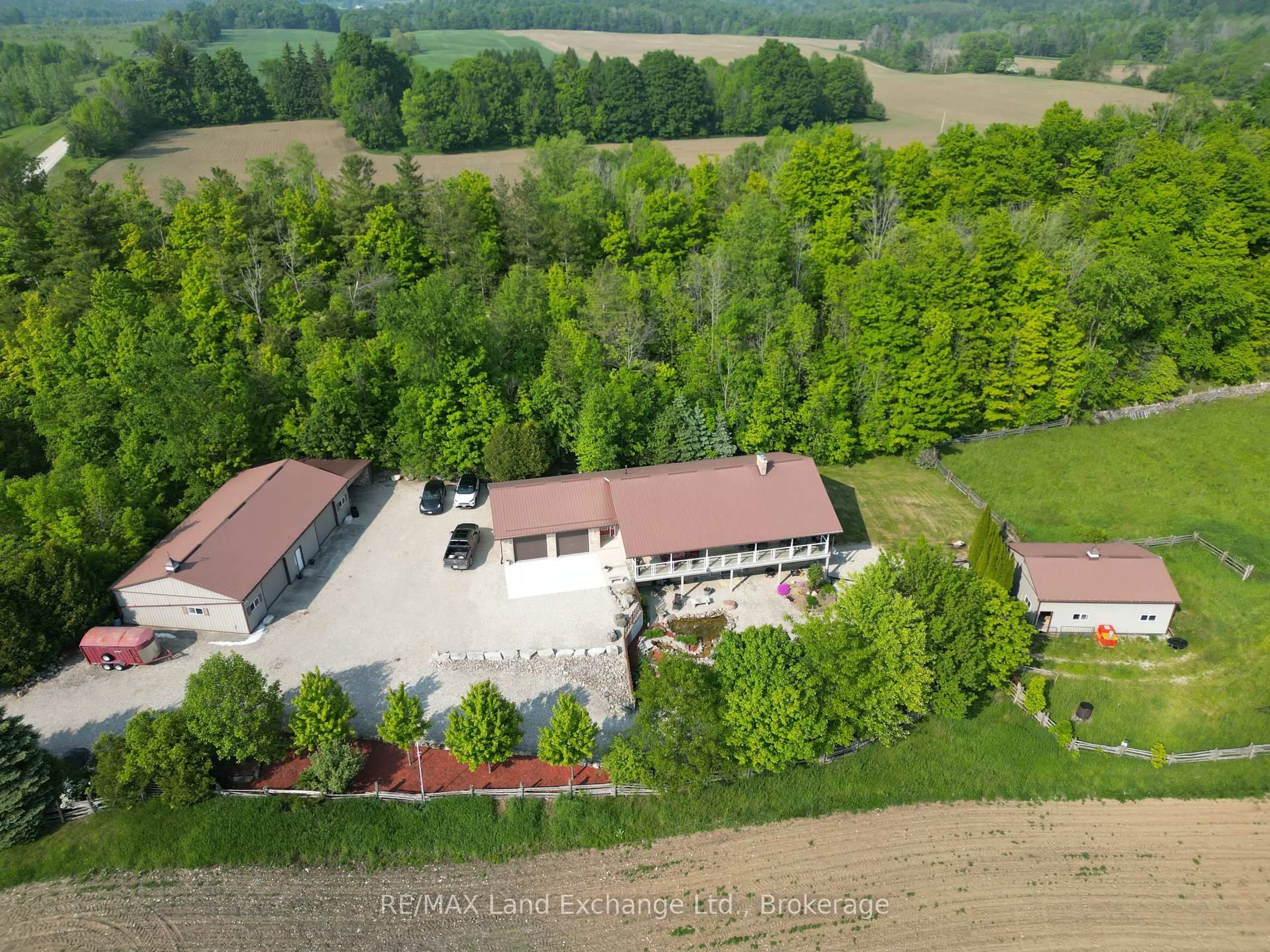 A pic from outside/outdoor area/front of a property/back of a property/a pic from drone, unknown for 390 Paradise Lake St, Huron-Kinloss Ontario N0G 2H0