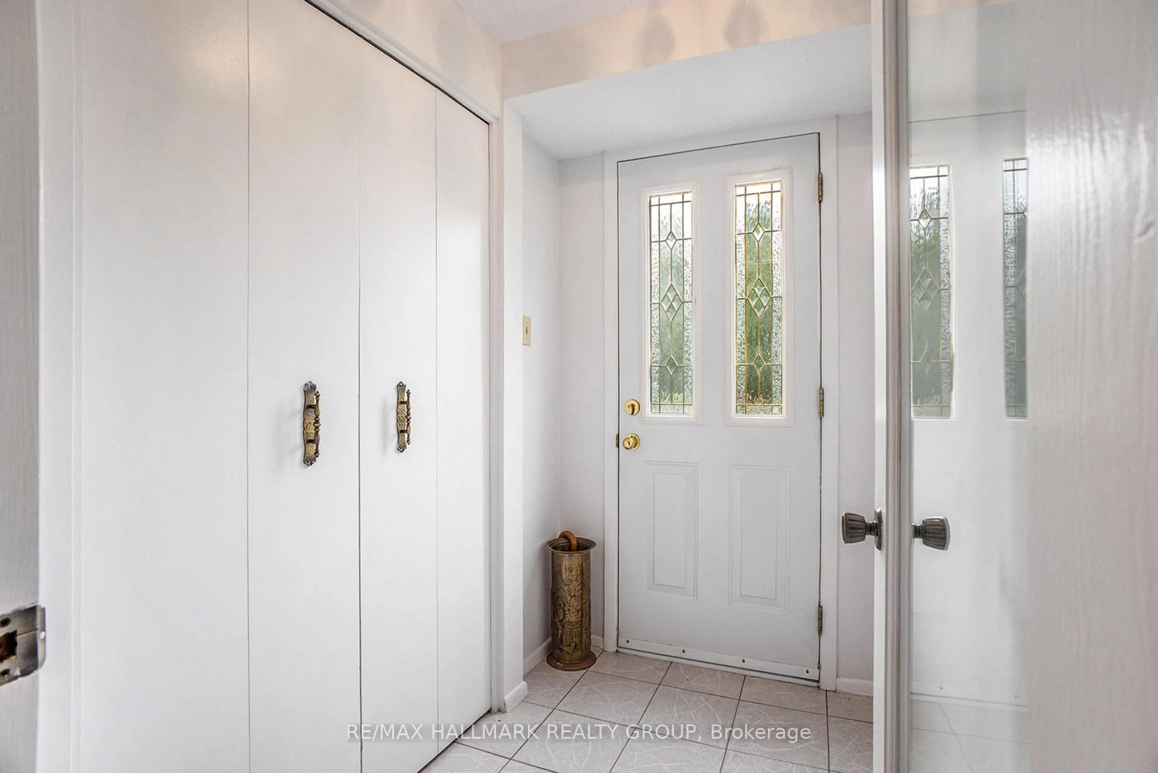 Indoor entryway for 618 La Verendrye Dr, Ottawa Ontario K1J 7C4