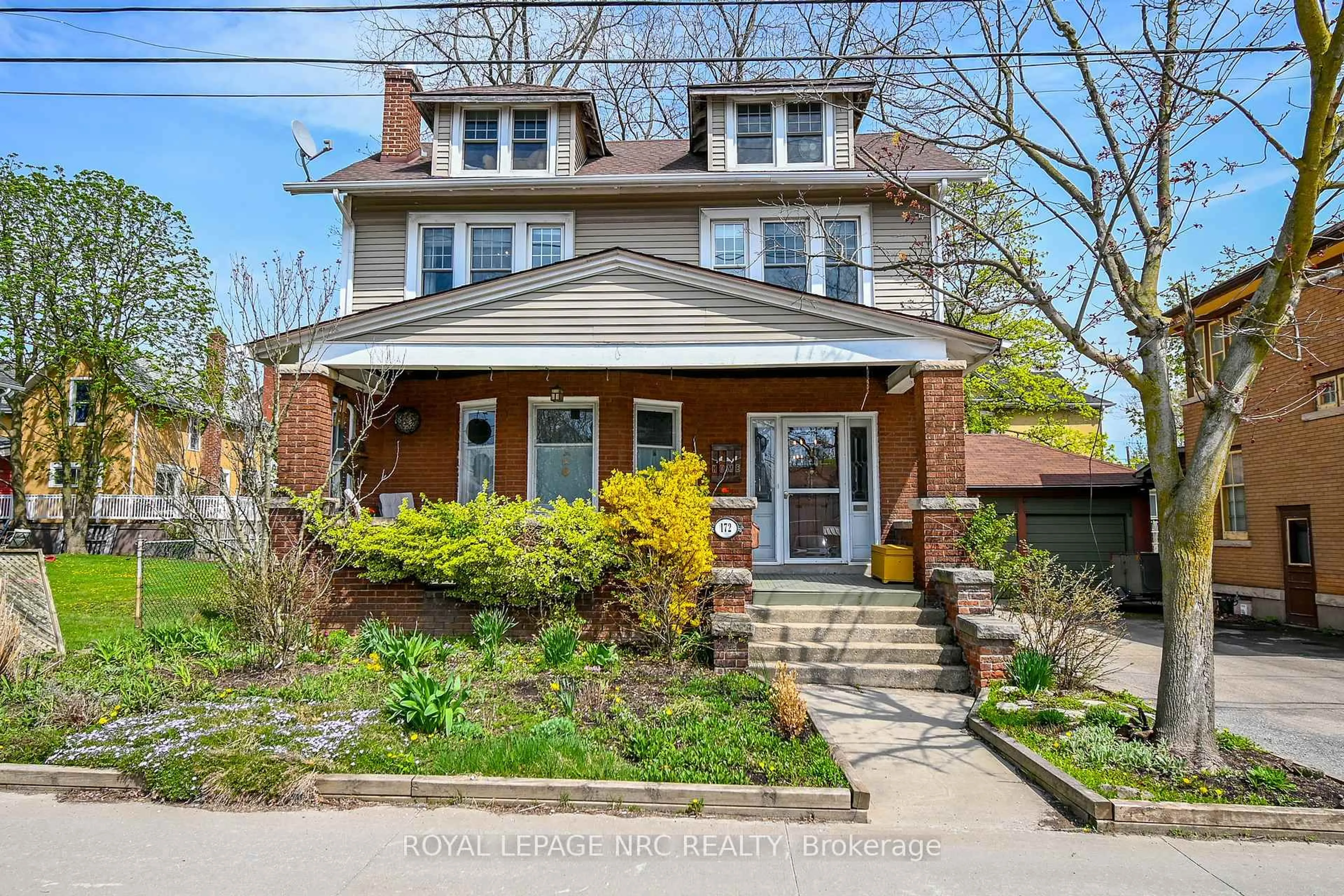 Home with brick exterior material, street for 172 Niagara St, Welland Ontario L3C 1J5