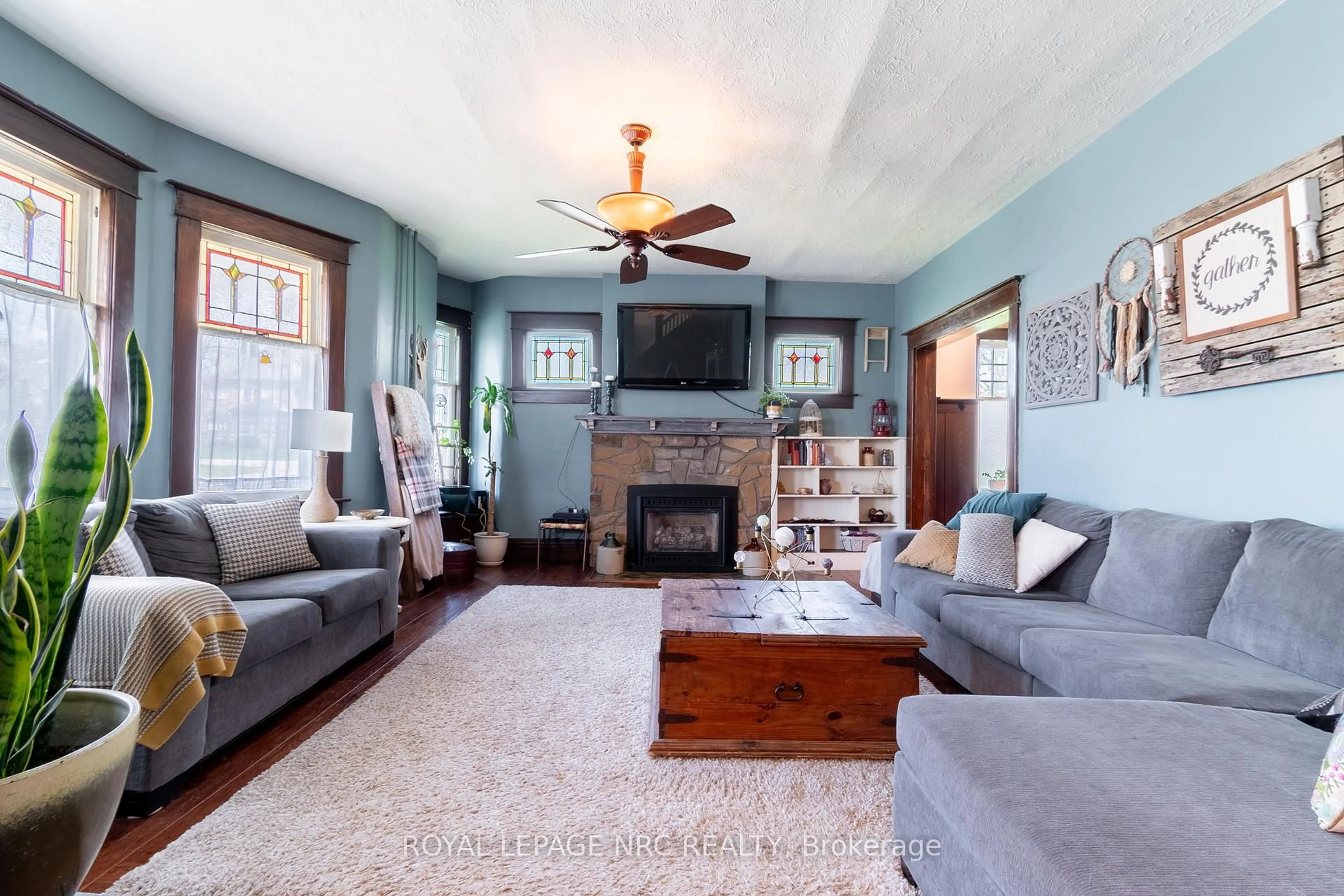 Living room with furniture, unknown for 172 Niagara St, Welland Ontario L3C 1J5