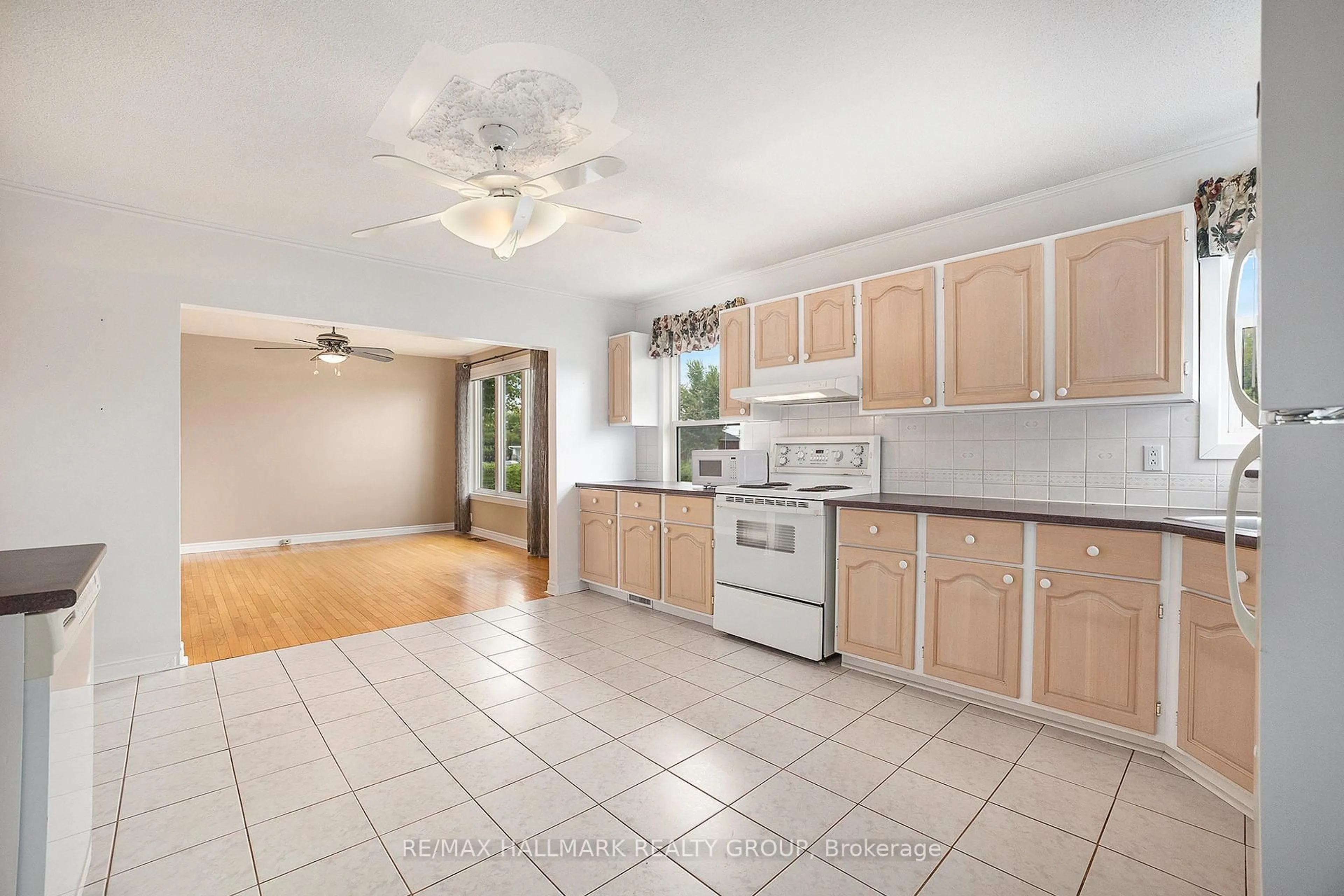 Standard kitchen, ceramic/tile floor for 3533 Innes Rd, Ottawa Ontario K1C 1T1