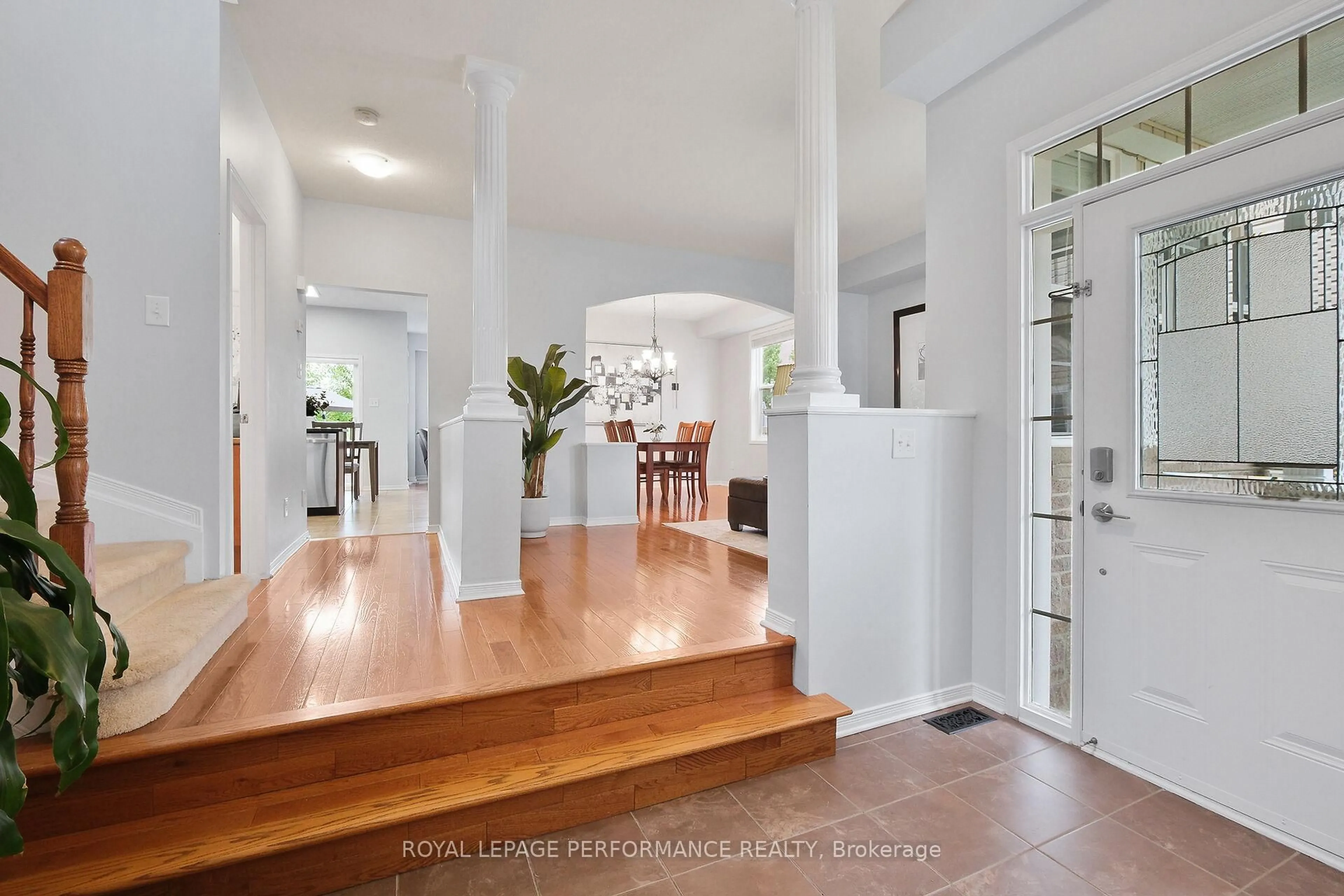 Indoor foyer for 1038 Fieldfair Way, Orleans Ontario K4A 0E2