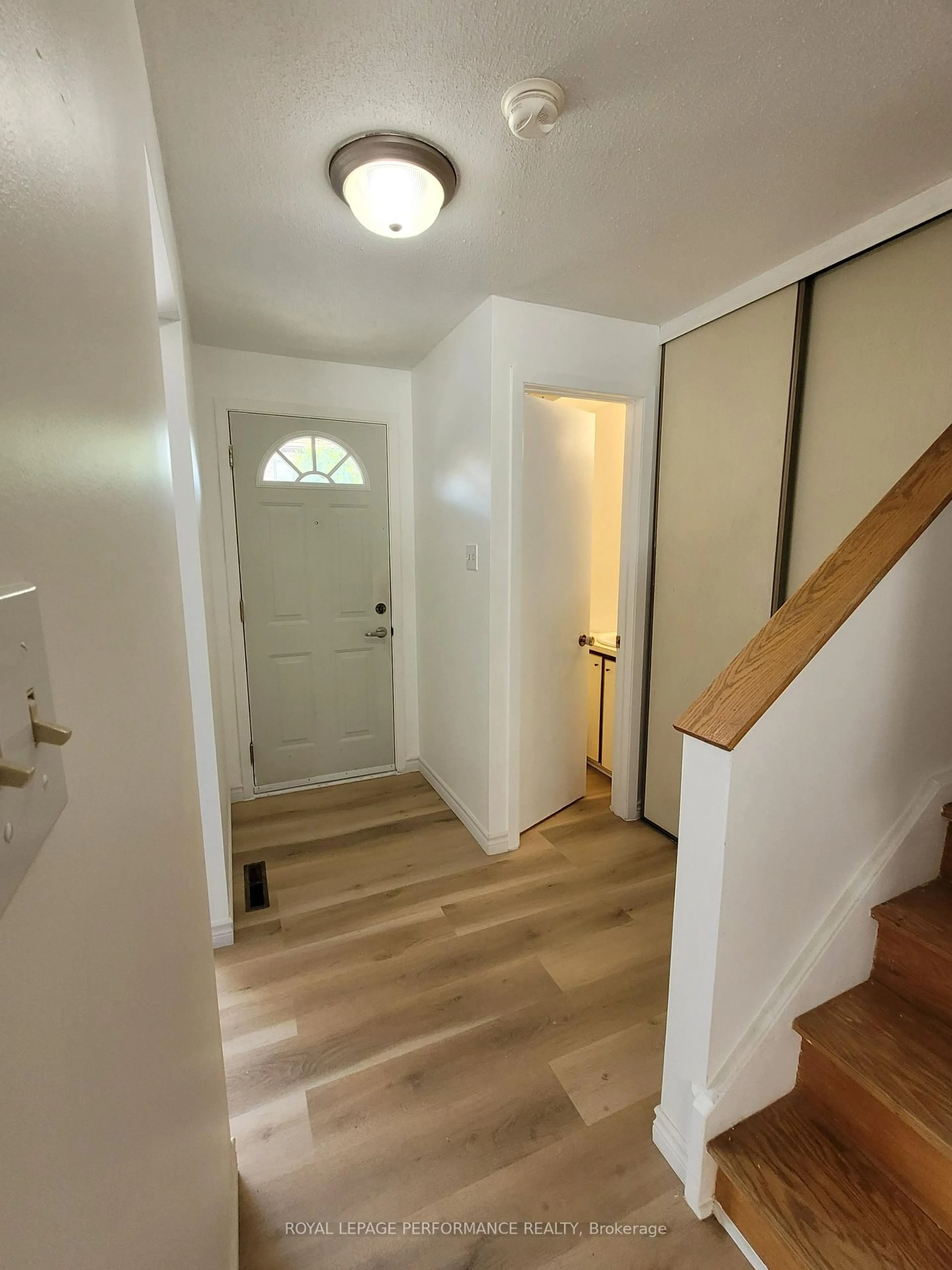 Indoor entryway for 903J Elmsmere Rd, Ottawa Ontario K1J 8G4
