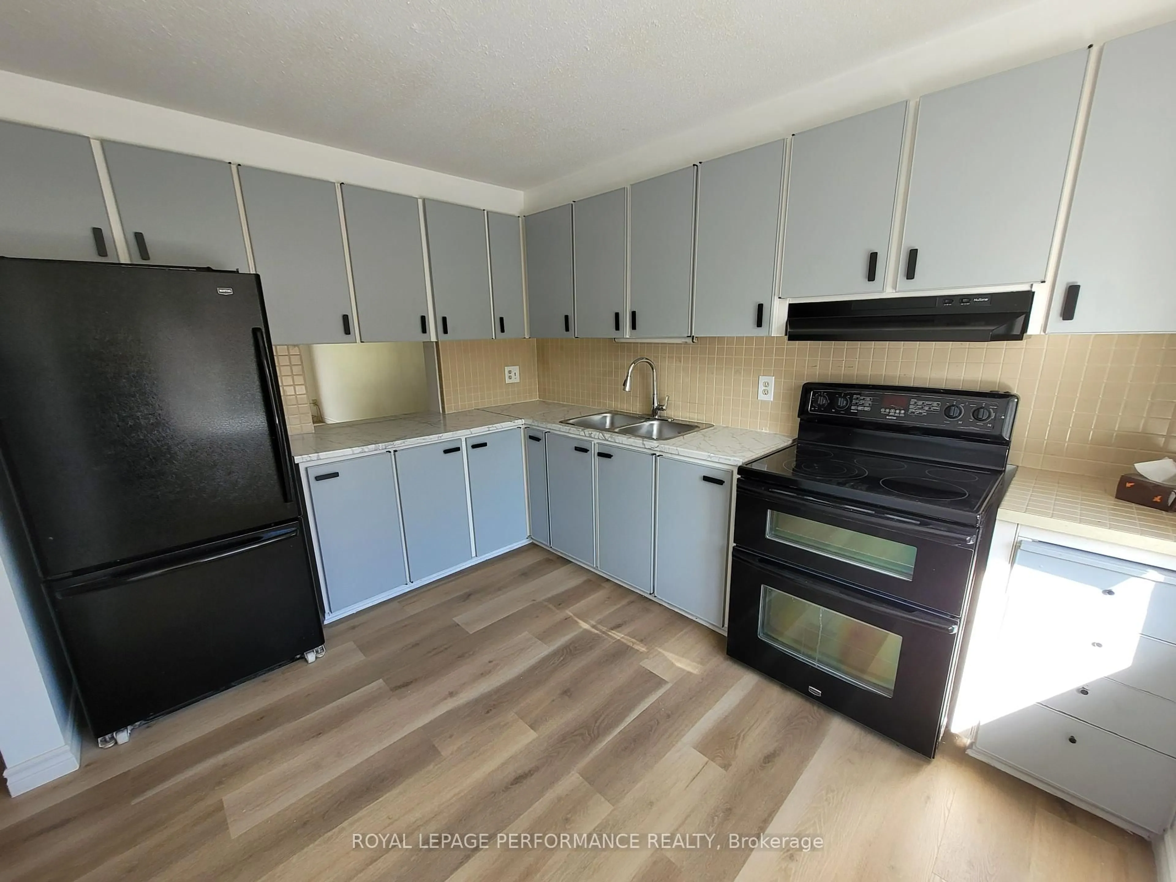 Standard kitchen, unknown for 903J Elmsmere Rd, Ottawa Ontario K1J 8G4