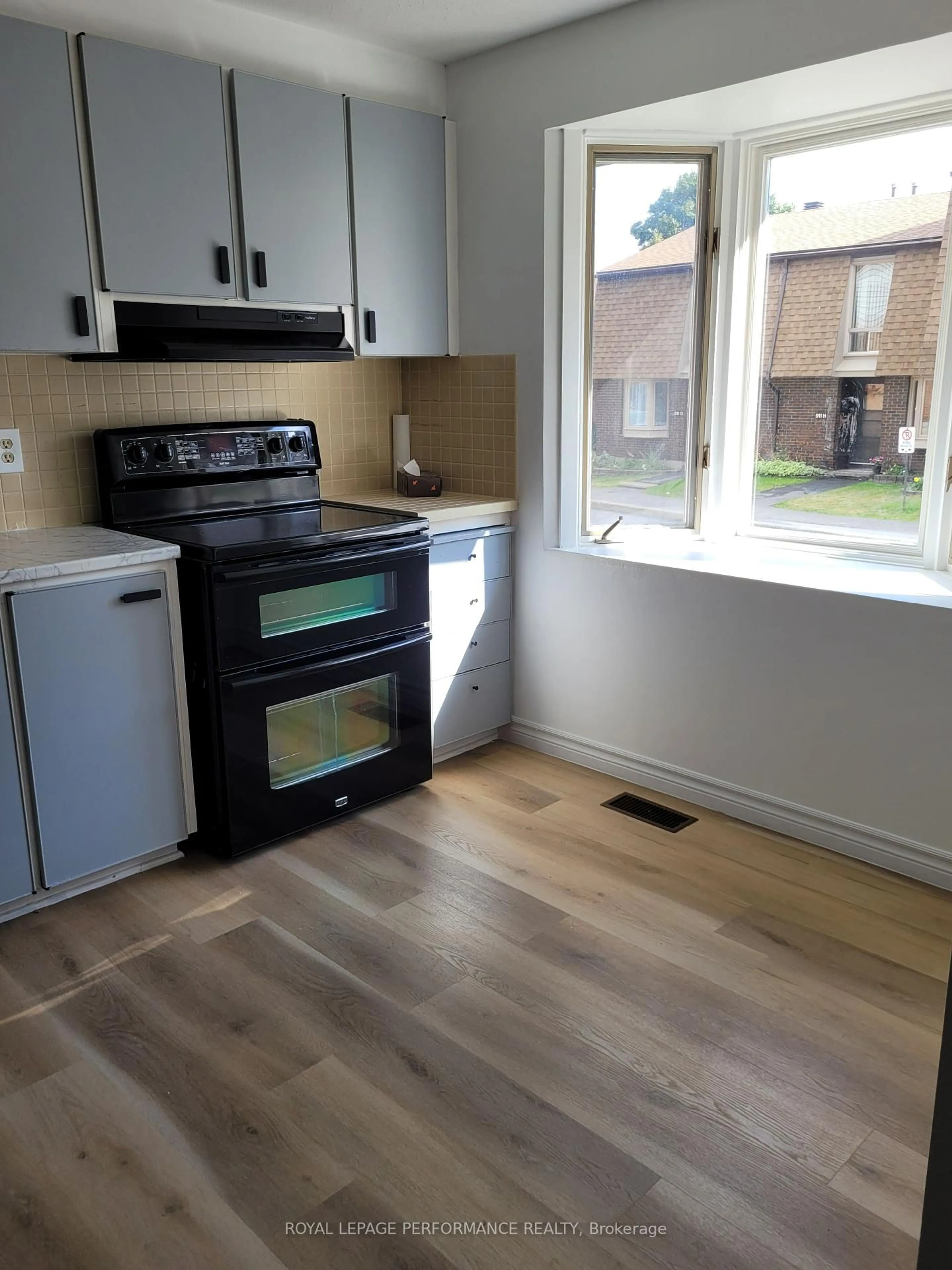 Standard kitchen, wood/laminate floor for 903J Elmsmere Rd, Ottawa Ontario K1J 8G4