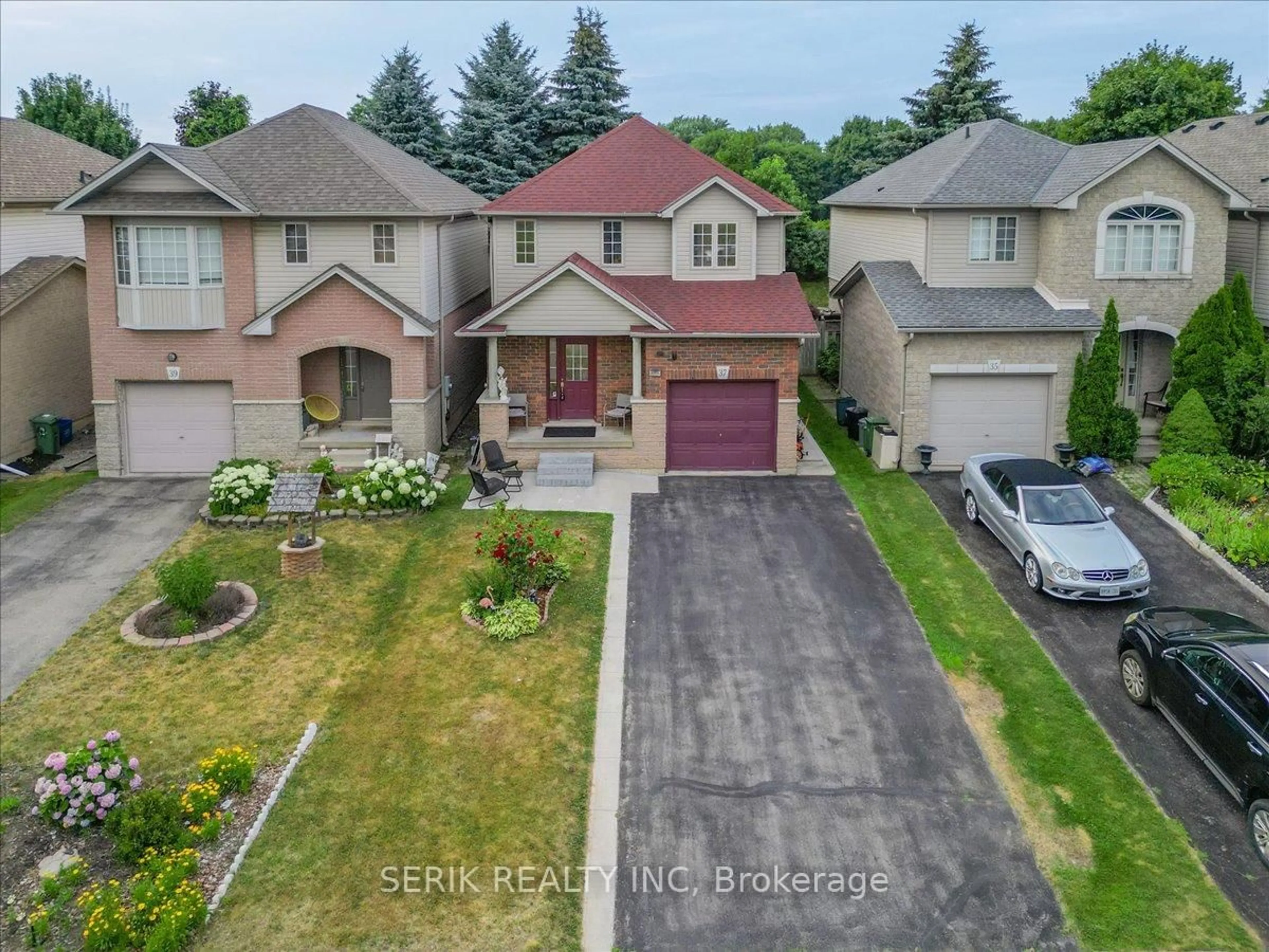 A pic from outside/outdoor area/front of a property/back of a property/a pic from drone, street for 37 Kendrick Crt, Hamilton Ontario L9G 5A4