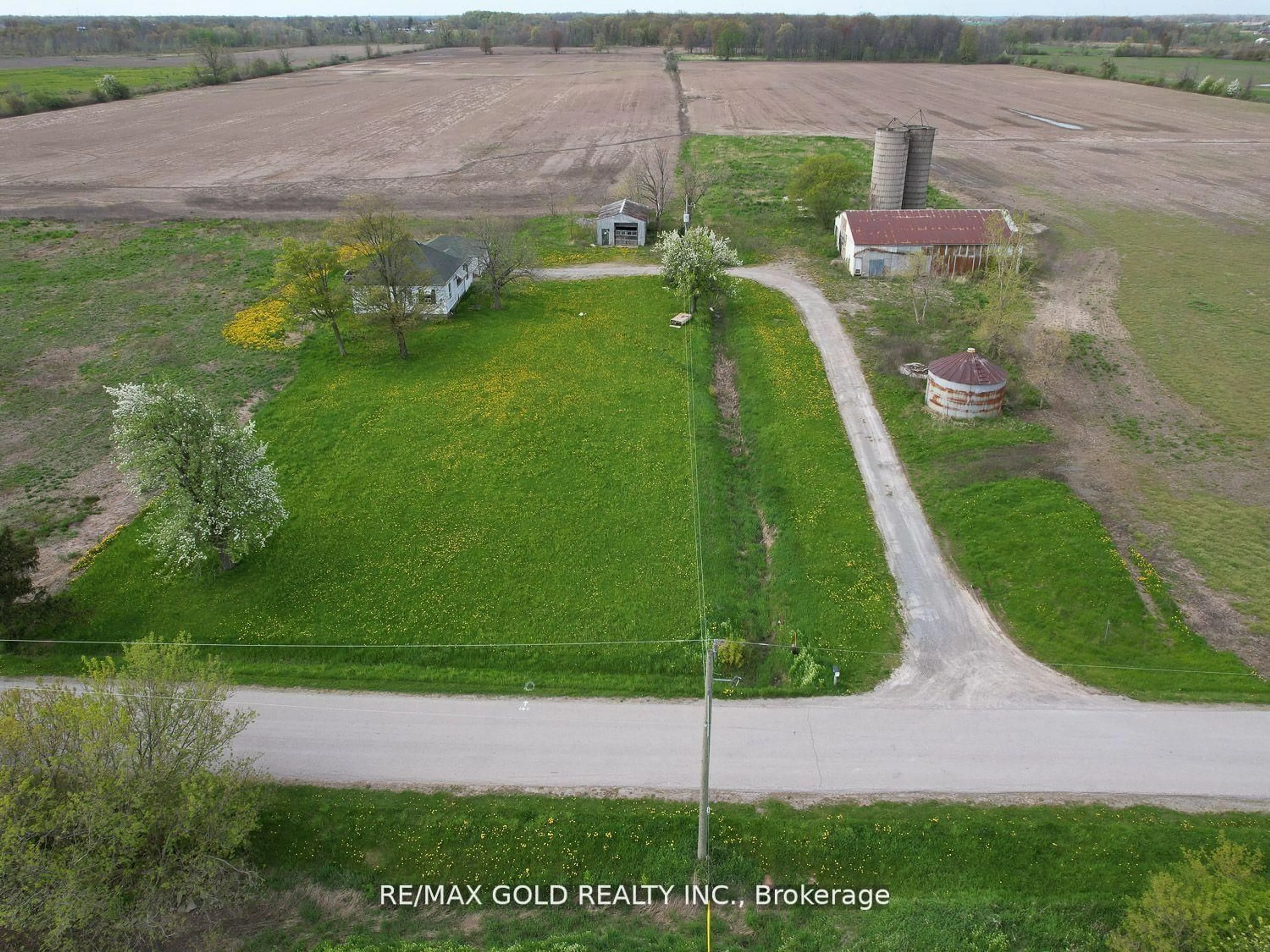 A pic from outside/outdoor area/front of a property/back of a property/a pic from drone, street for 705 Kemp Rd, Grimsby Ontario L3M 4E7