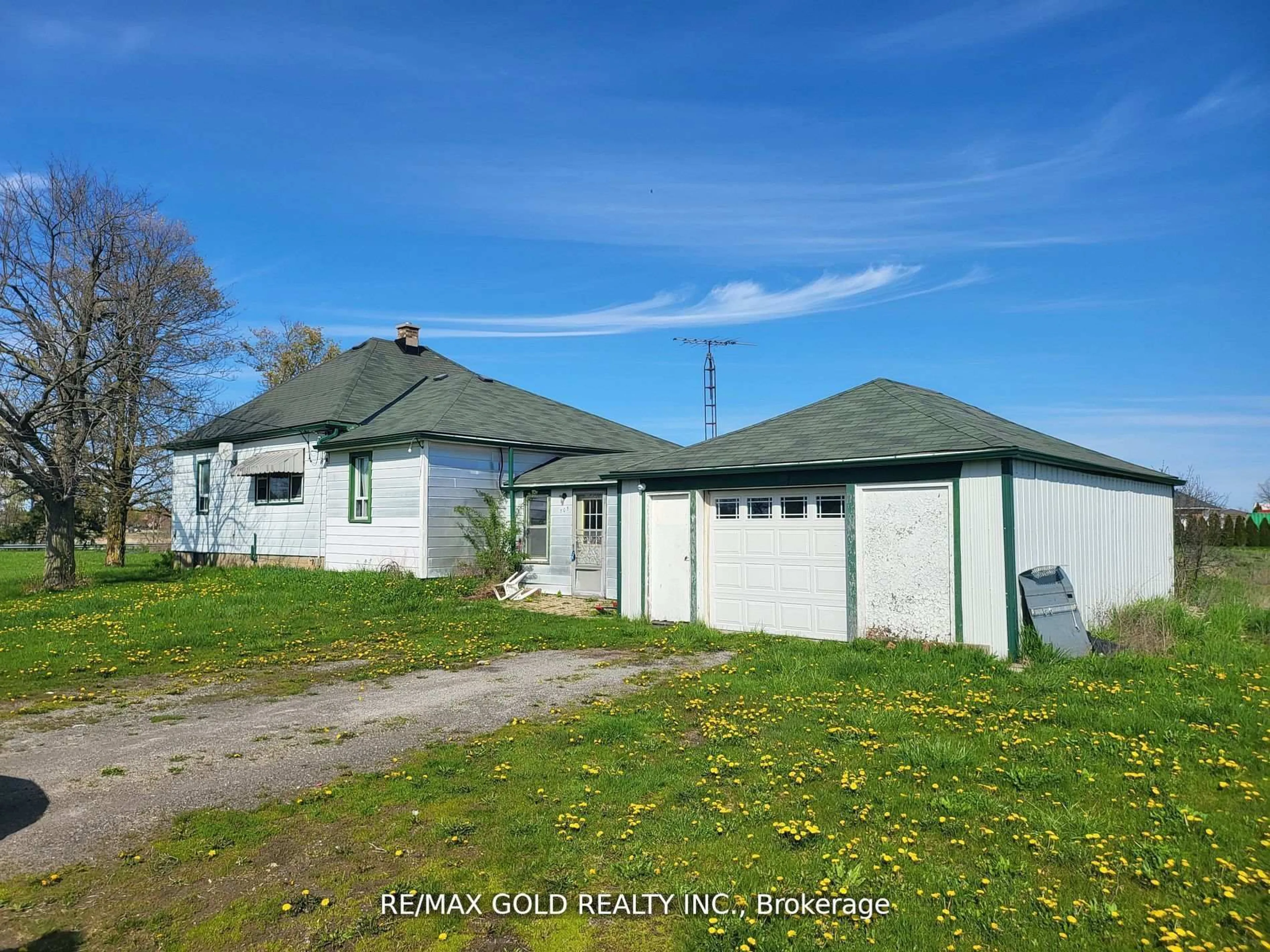 A pic from outside/outdoor area/front of a property/back of a property/a pic from drone, street for 705 Kemp Rd, Grimsby Ontario L3M 4E7