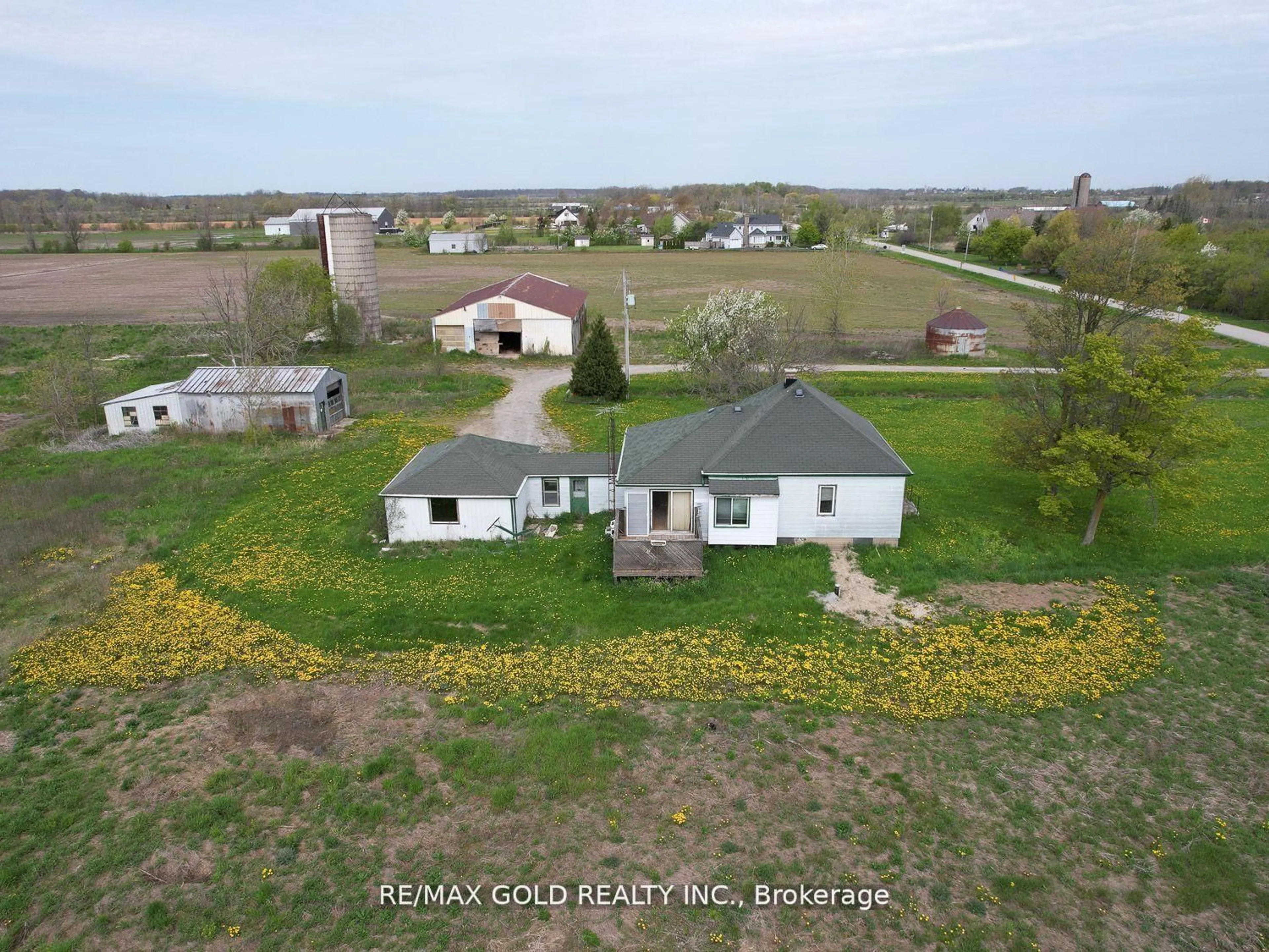 A pic from outside/outdoor area/front of a property/back of a property/a pic from drone, water/lake/river/ocean view for 705 Kemp Rd, Grimsby Ontario L3M 4E7