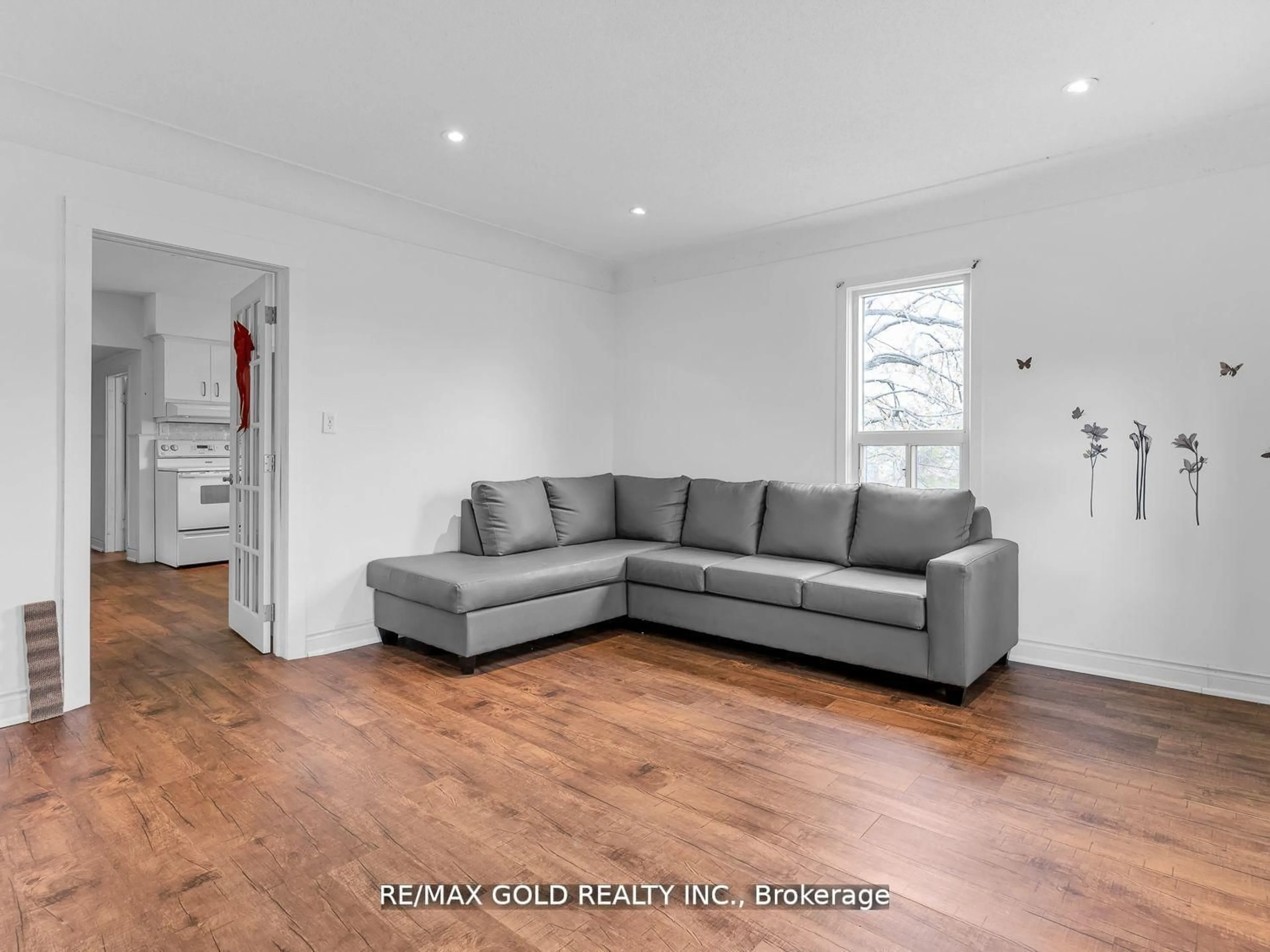 Living room with furniture, wood/laminate floor for 705 Kemp Rd, Grimsby Ontario L3M 4E7