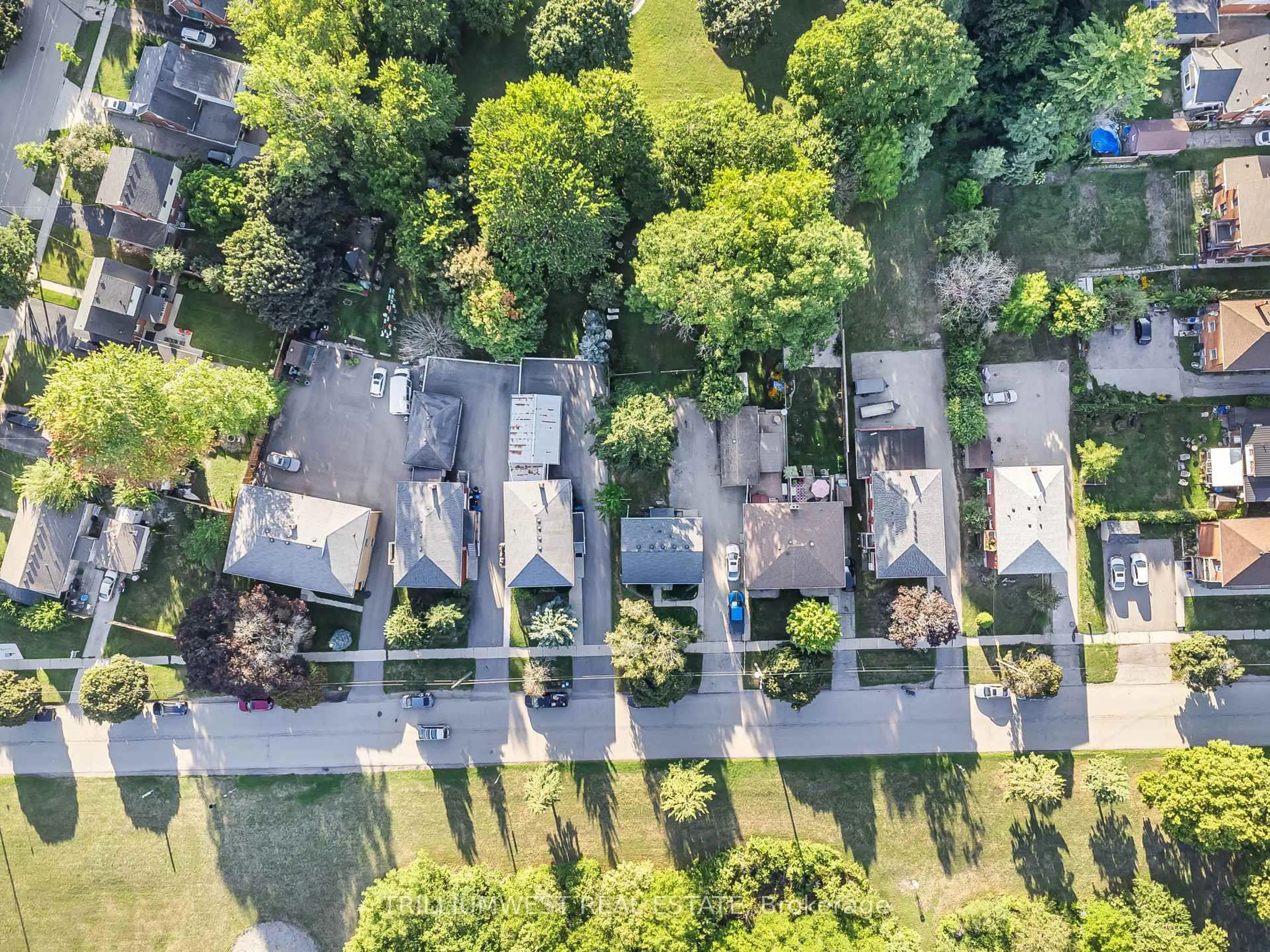 A pic from outside/outdoor area/front of a property/back of a property/a pic from drone, street for 154 Montgomery Rd, Kitchener Ontario N2H 3P6