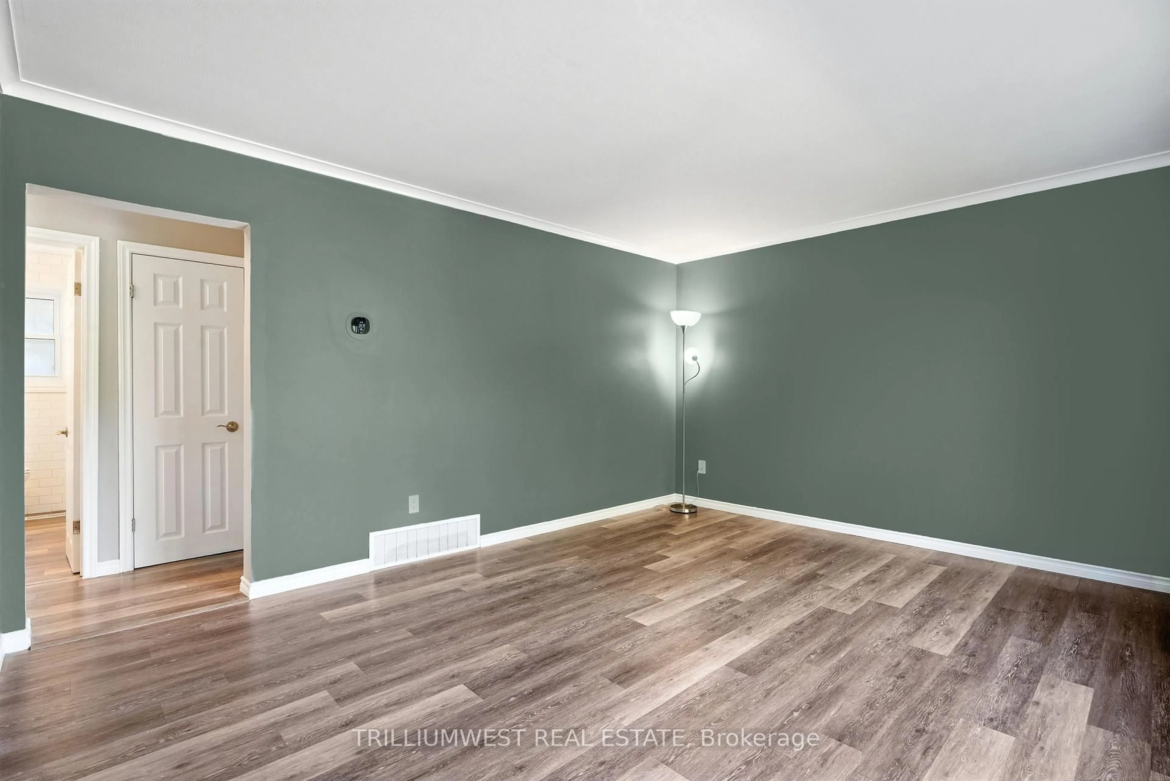 A pic of a room for 154 Montgomery Rd, Kitchener Ontario N2H 3P6